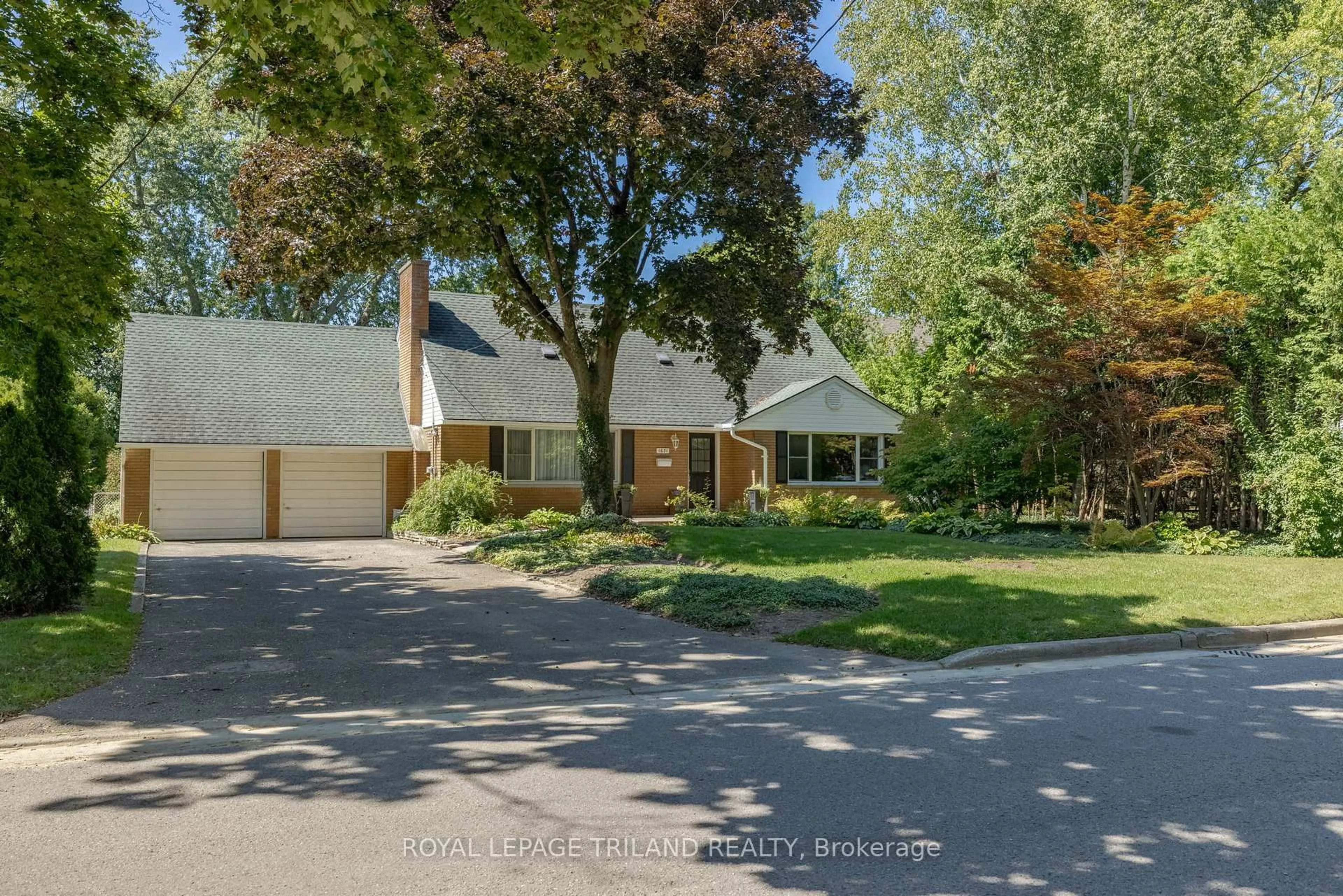 A pic from outside/outdoor area/front of a property/back of a property/a pic from drone, street for 1631 Kathryn Dr, London North Ontario N6G 2R7