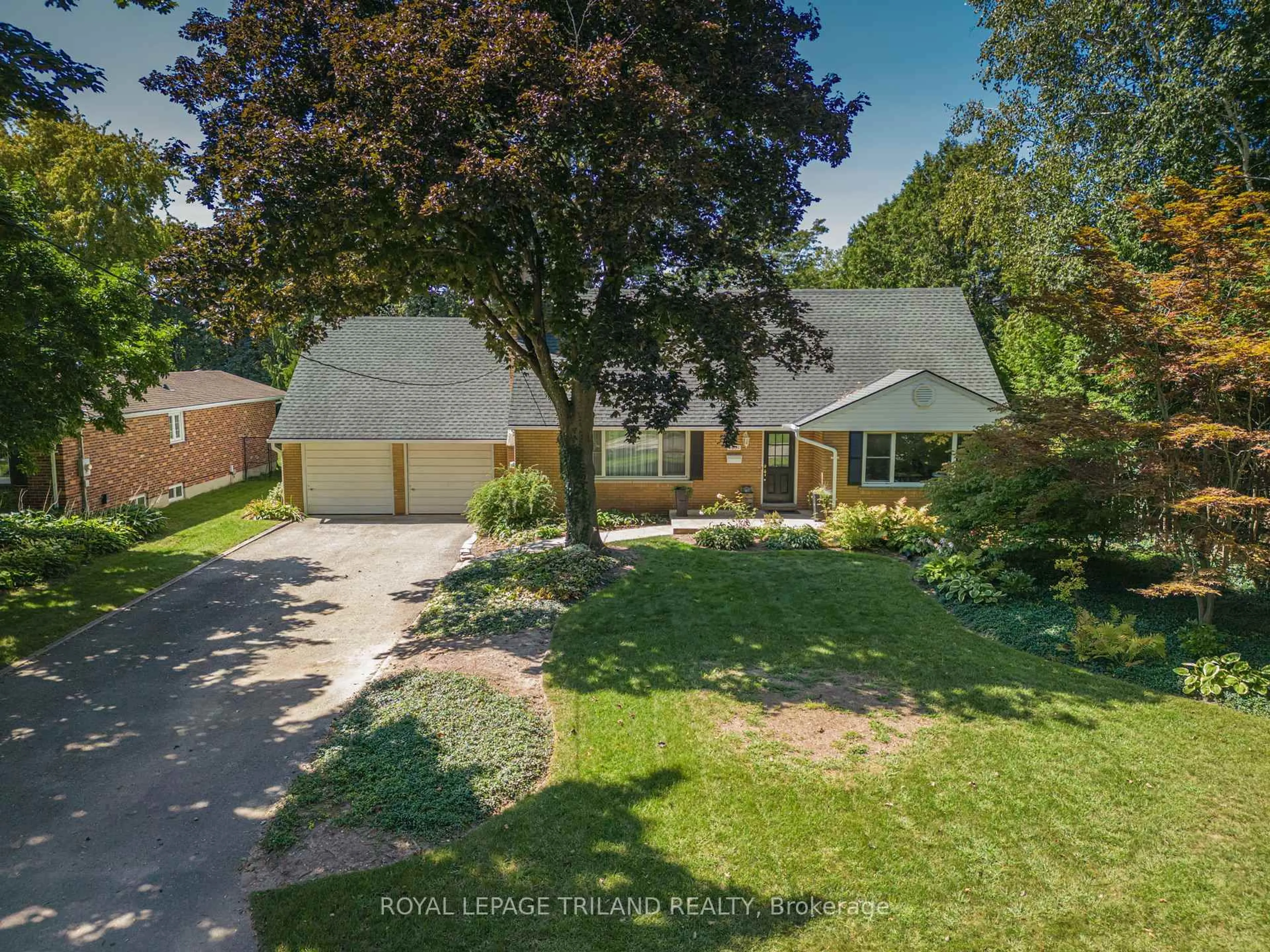 A pic from outside/outdoor area/front of a property/back of a property/a pic from drone, street for 1631 Kathryn Dr, London North Ontario N6G 2R7