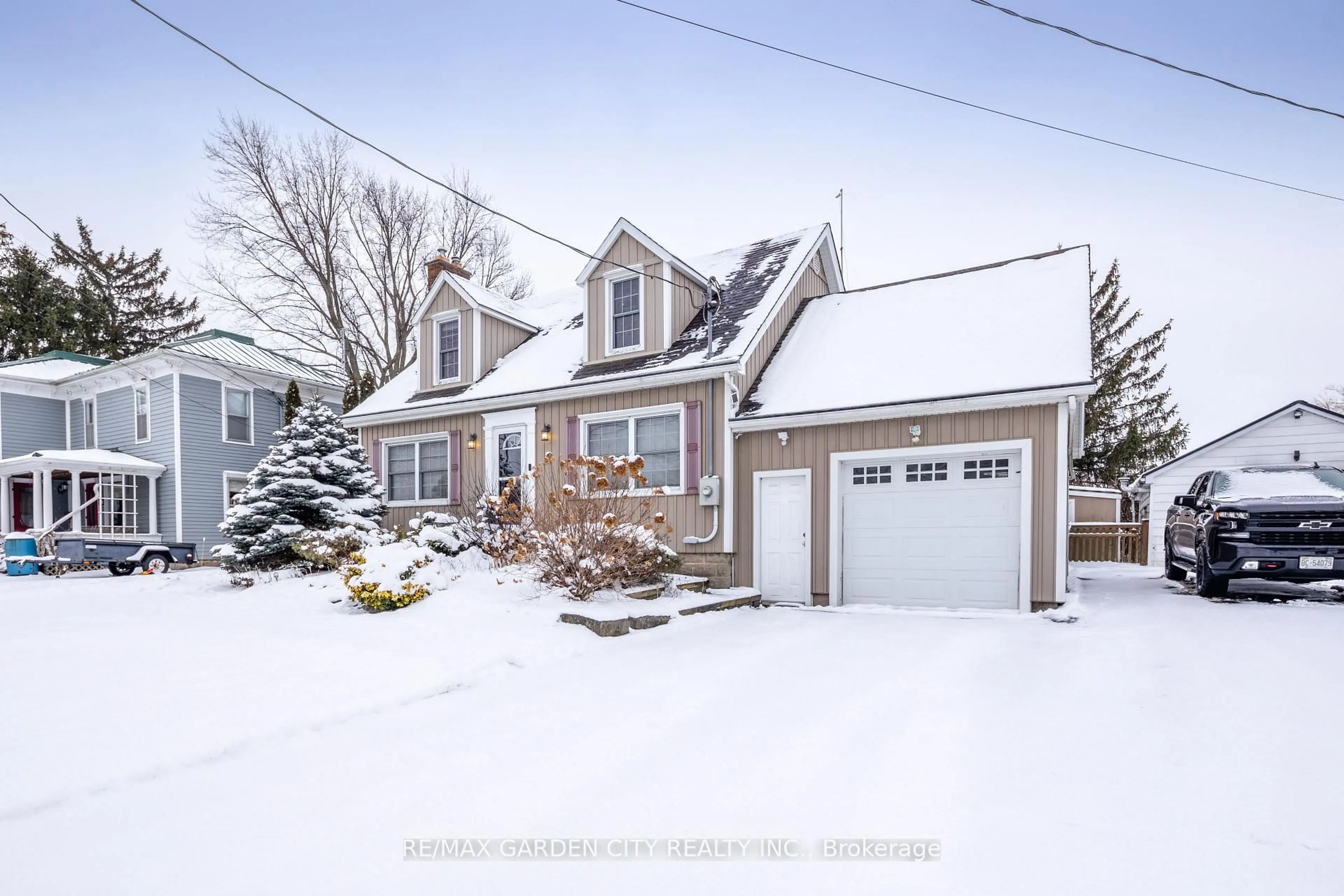 Home with vinyl exterior material, street for 5124 Canborough Rd, West Lincoln Ontario L0R 2J0