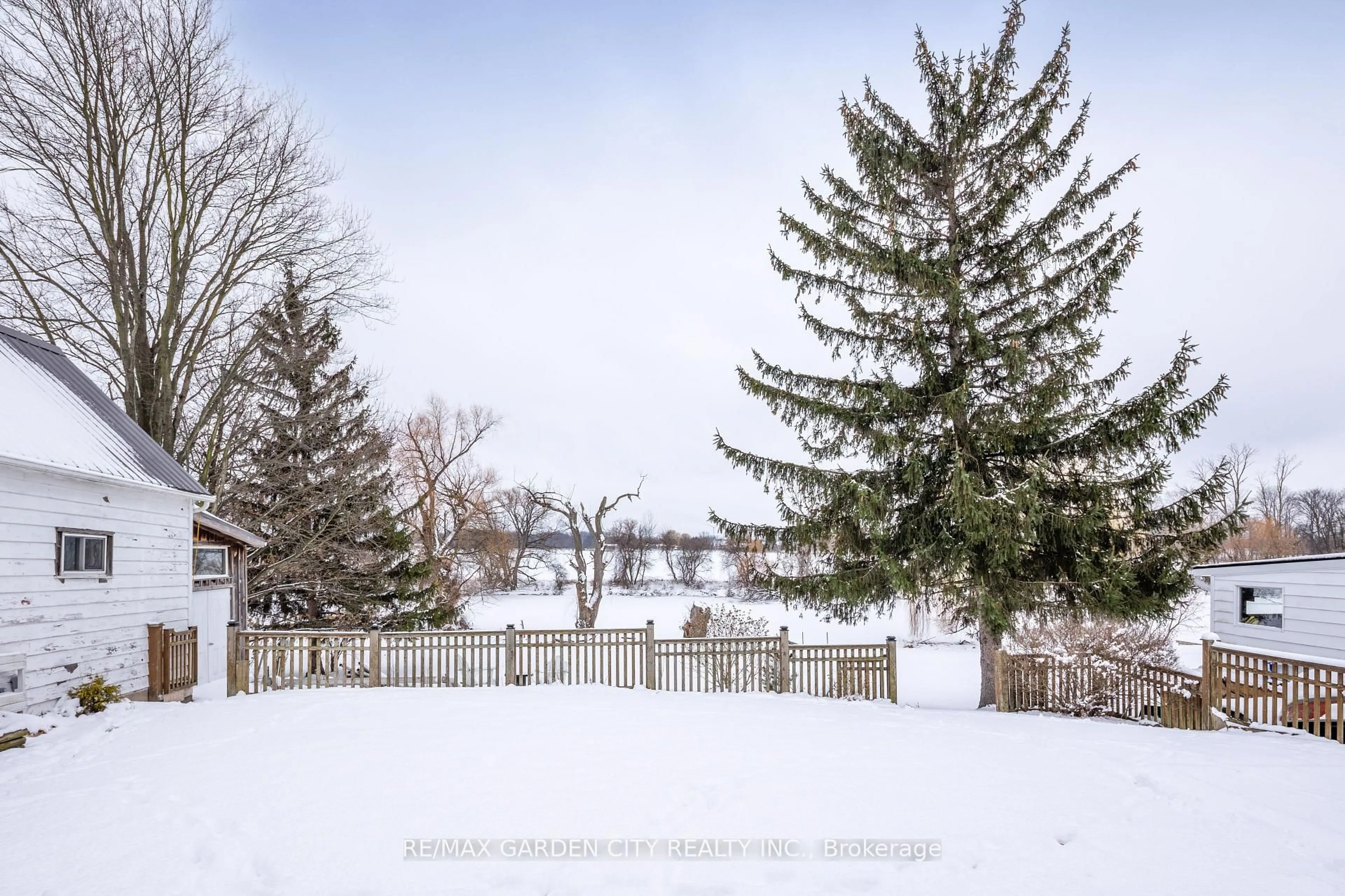 Patio, street for 5124 Canborough Rd, West Lincoln Ontario L0R 2J0