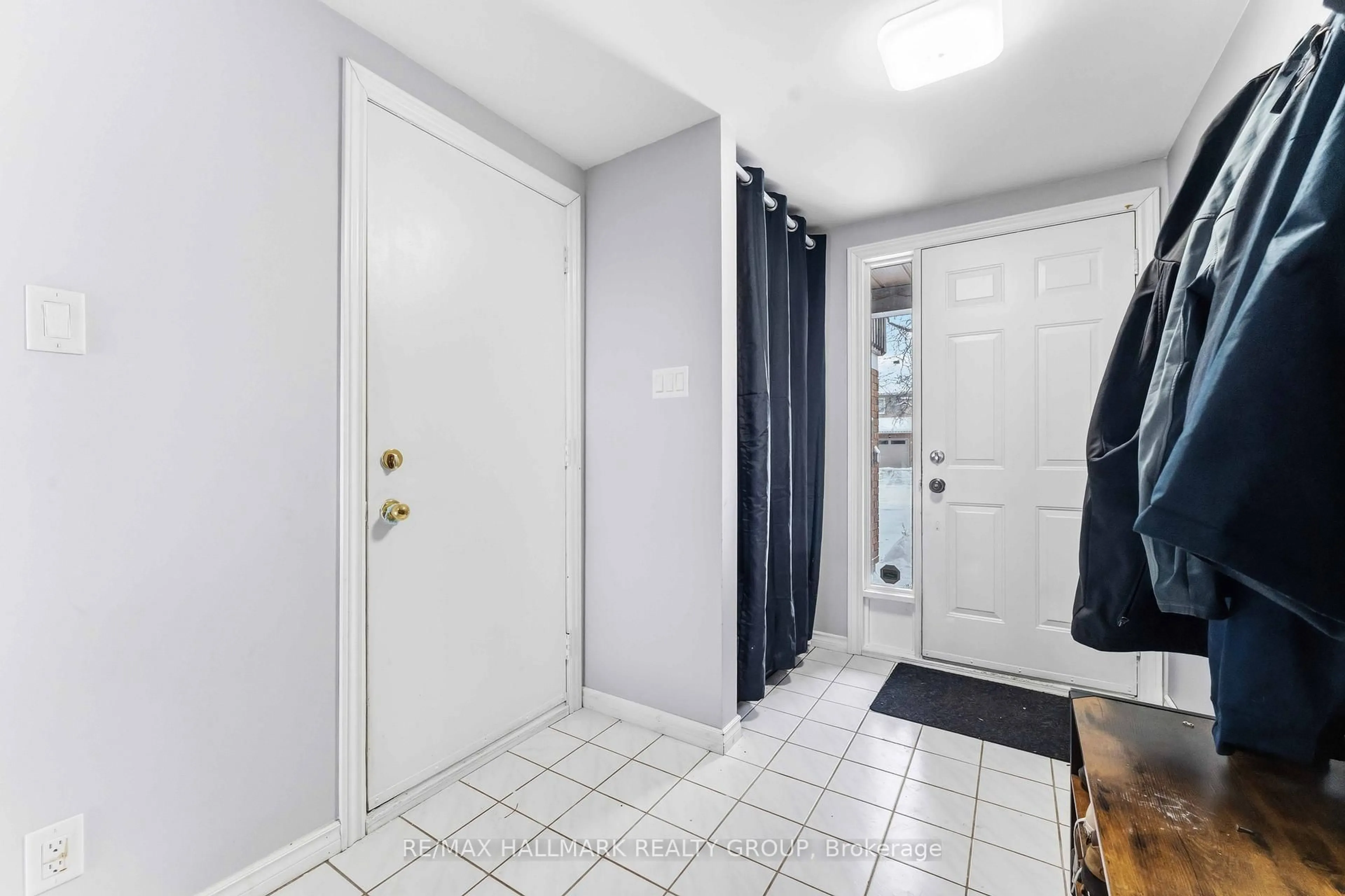 Indoor entryway for 648 Brome Cres, Ottawa Ontario K4A 1W2