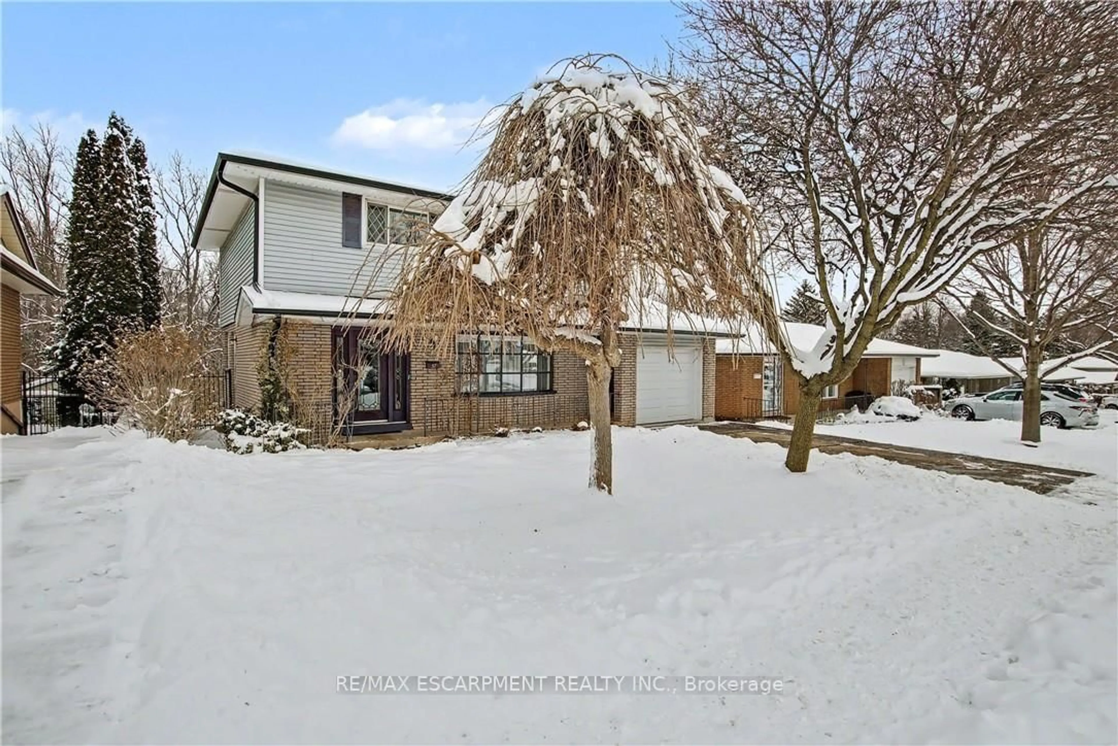 A pic from outside/outdoor area/front of a property/back of a property/a pic from drone, street for 37 Sunrise Cres, Hamilton Ontario L9H 3S1