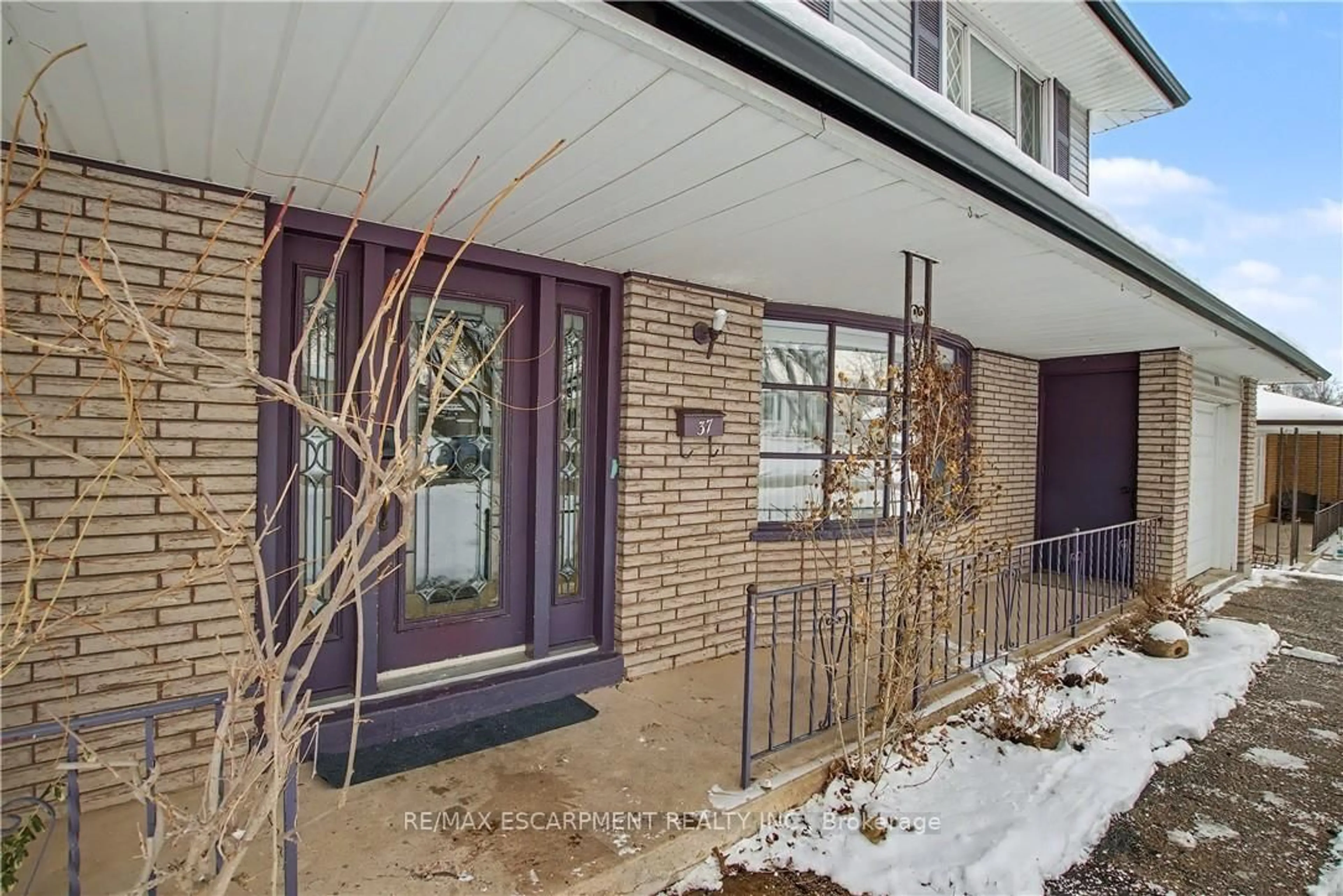 Indoor entryway for 37 Sunrise Cres, Hamilton Ontario L9H 3S1