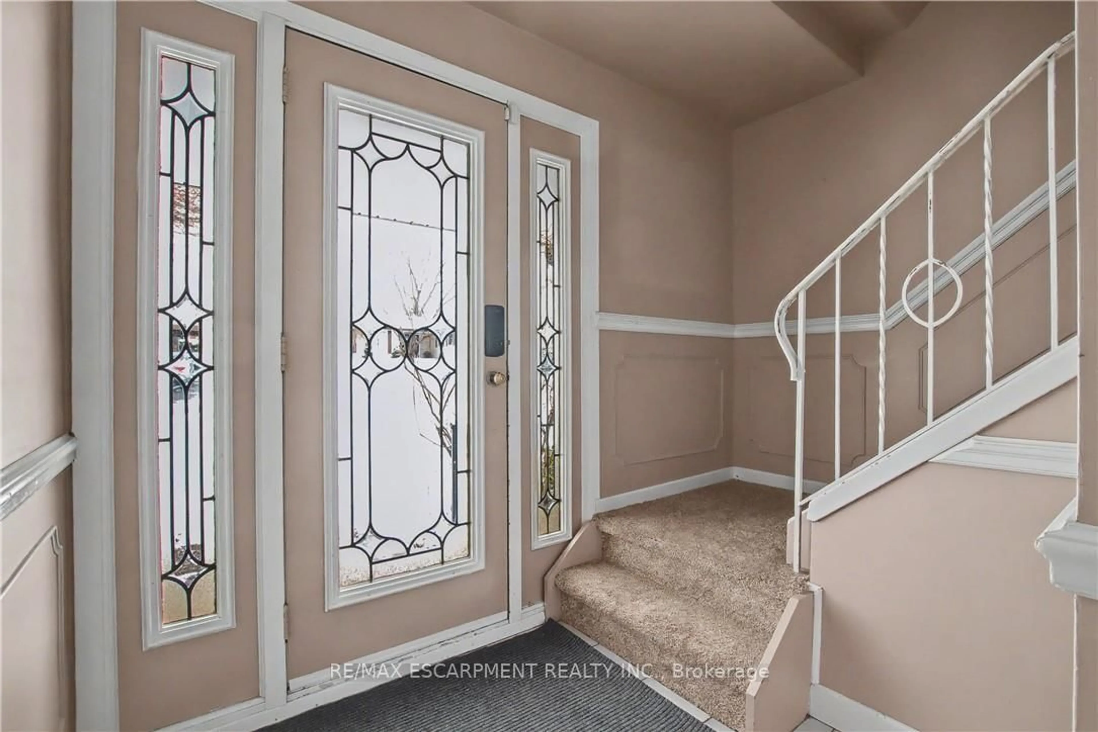 Indoor entryway for 37 Sunrise Cres, Hamilton Ontario L9H 3S1