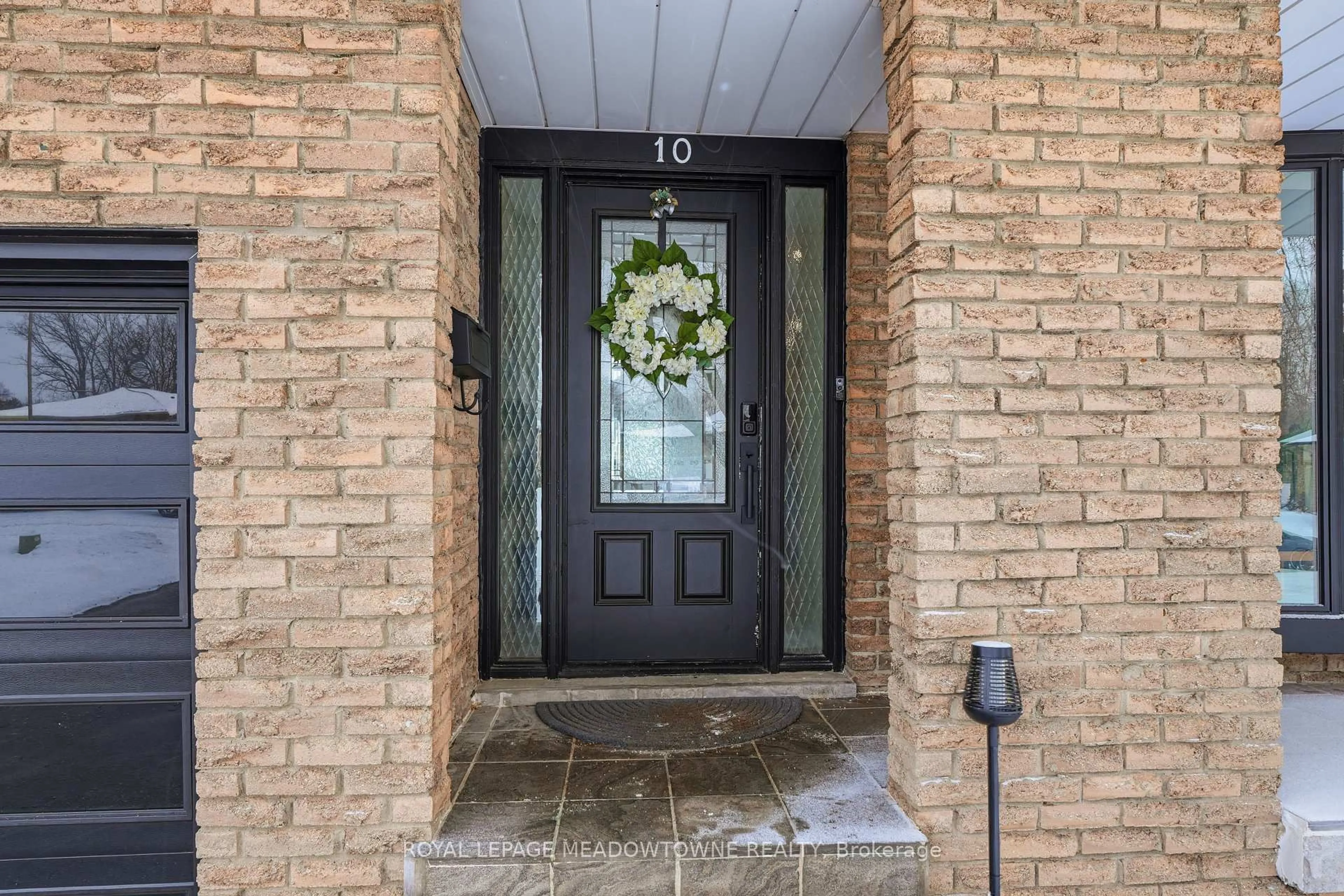 Indoor entryway for 10 Mottistone Crt, Brantford Ontario N3R 6L1
