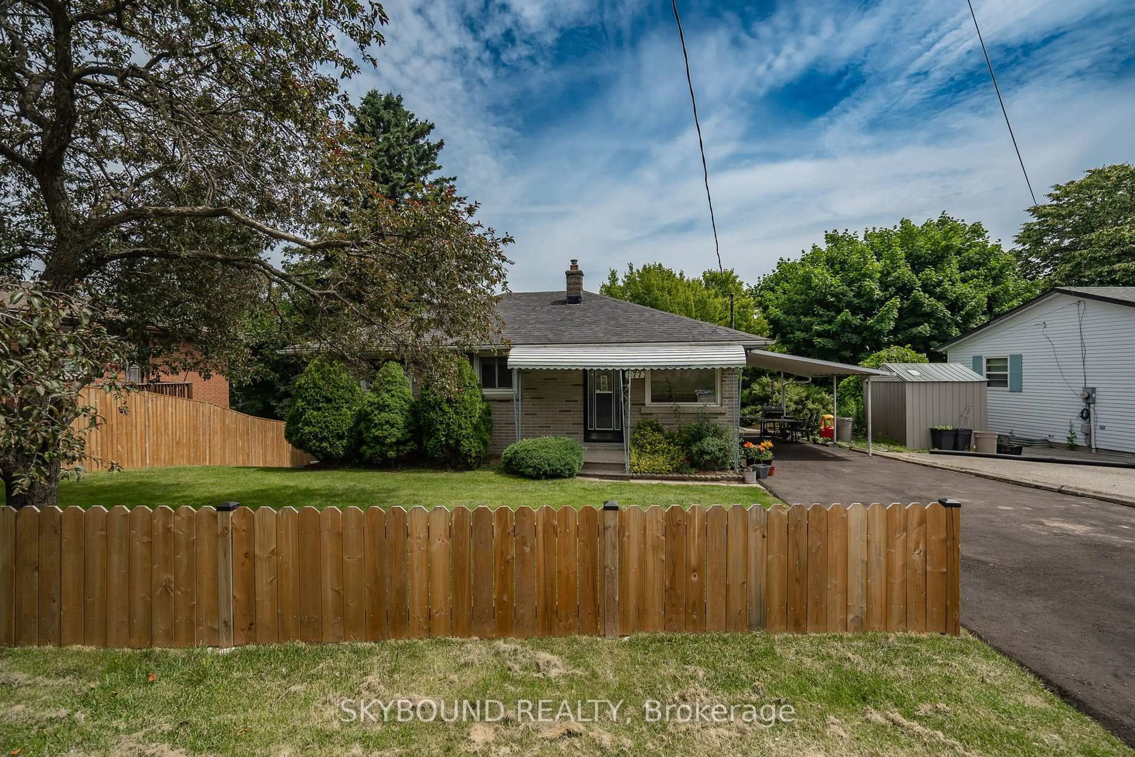A pic from outside/outdoor area/front of a property/back of a property/a pic from drone, street for 277 Hillside Dr, Woodstock Ontario N4S 2T9