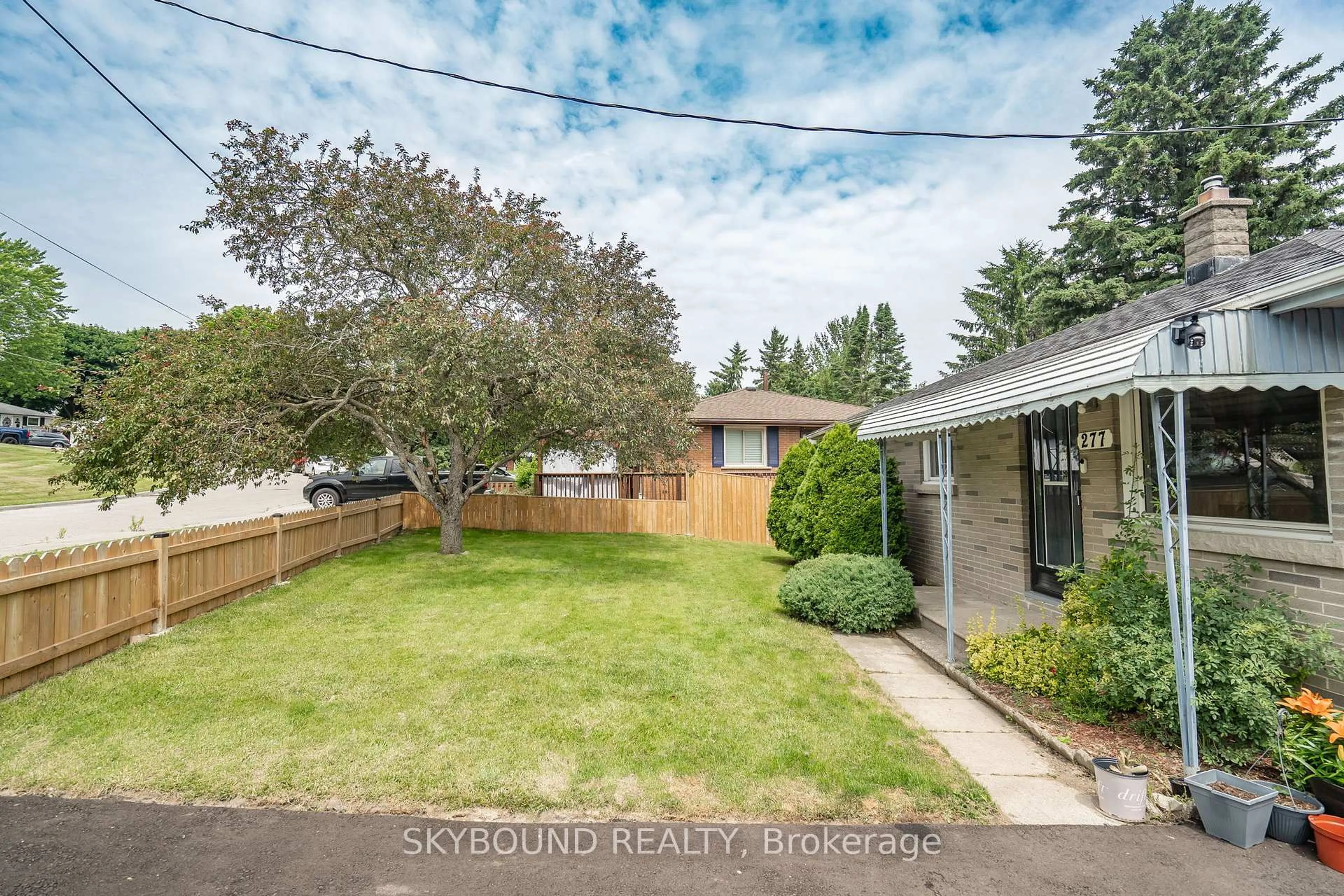 A pic from outside/outdoor area/front of a property/back of a property/a pic from drone, street for 277 Hillside Dr, Woodstock Ontario N4S 2T9