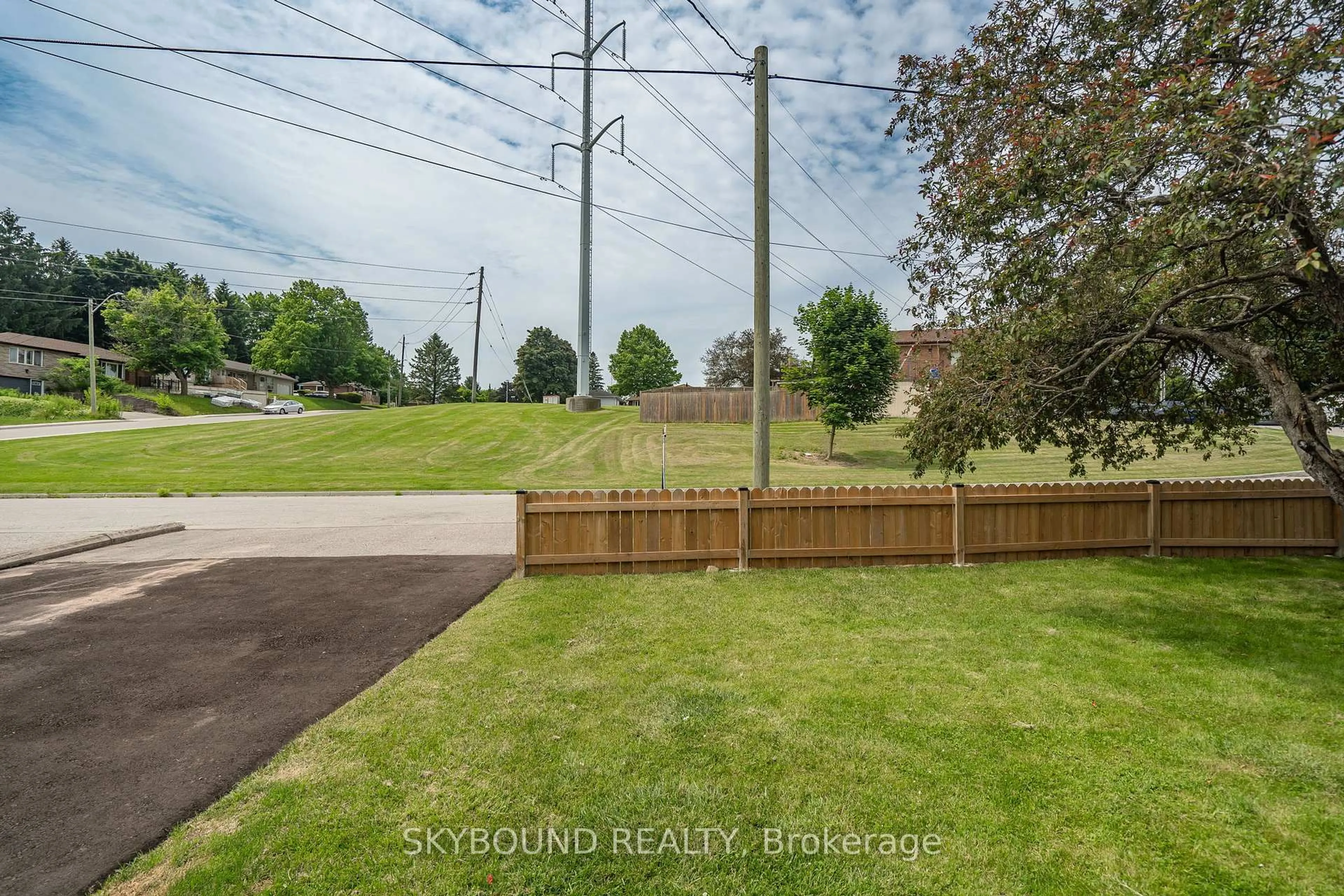 A pic from outside/outdoor area/front of a property/back of a property/a pic from drone, unknown for 277 Hillside Dr, Woodstock Ontario N4S 2T9