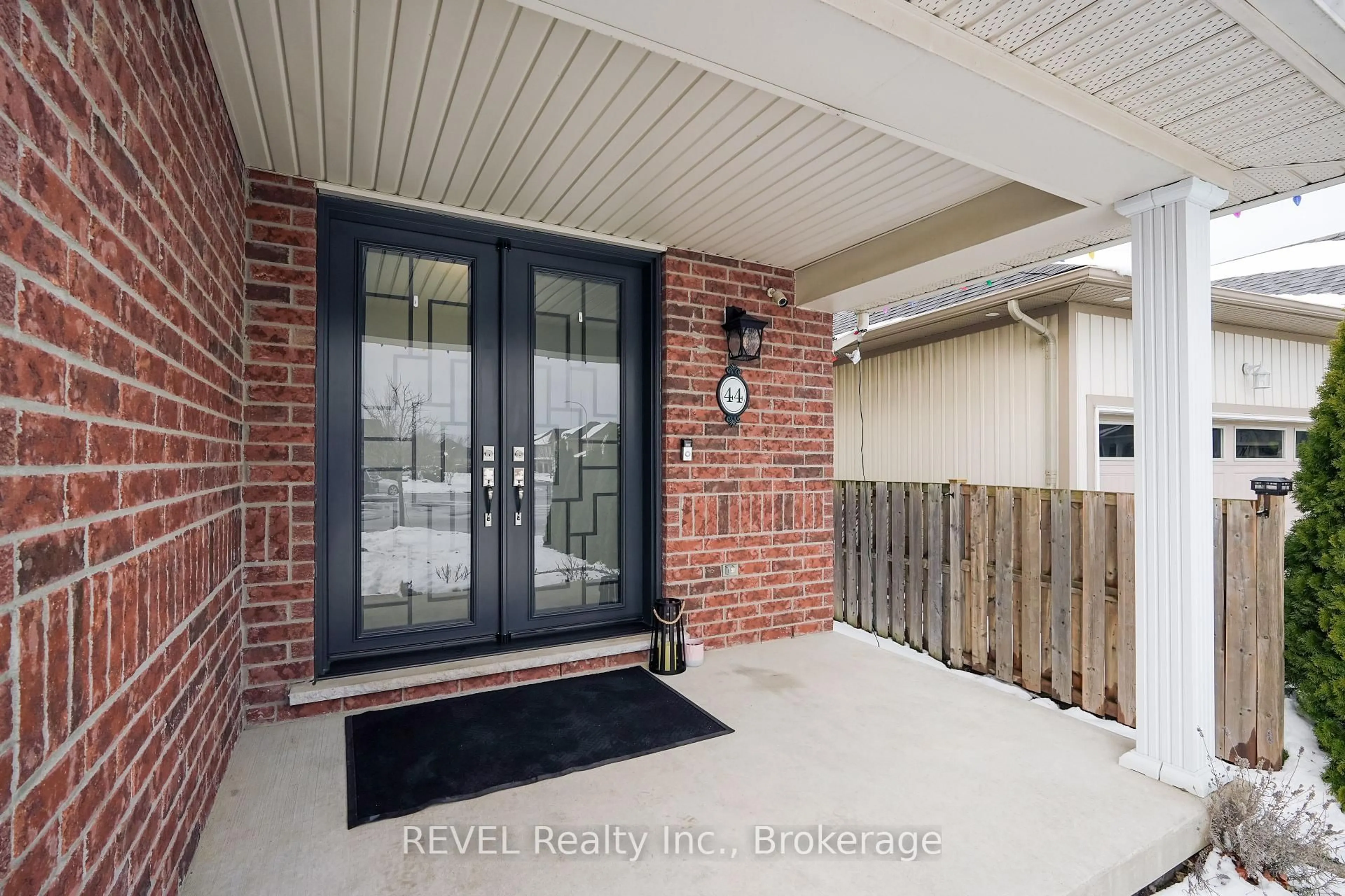 Indoor entryway for 44 Sidare Crt, Grimsby Ontario L3M 4E8