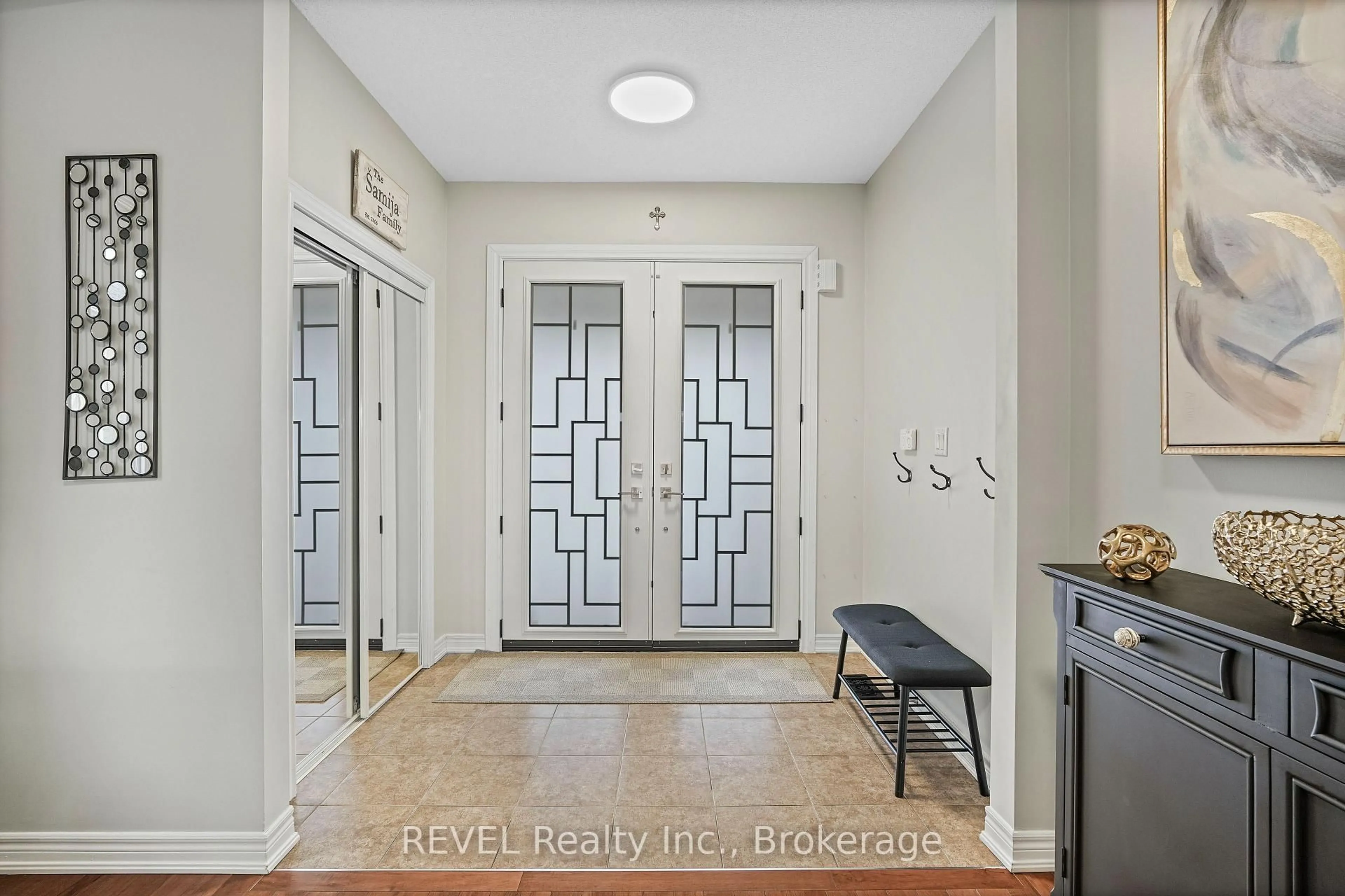 Indoor entryway for 44 Sidare Crt, Grimsby Ontario L3M 4E8