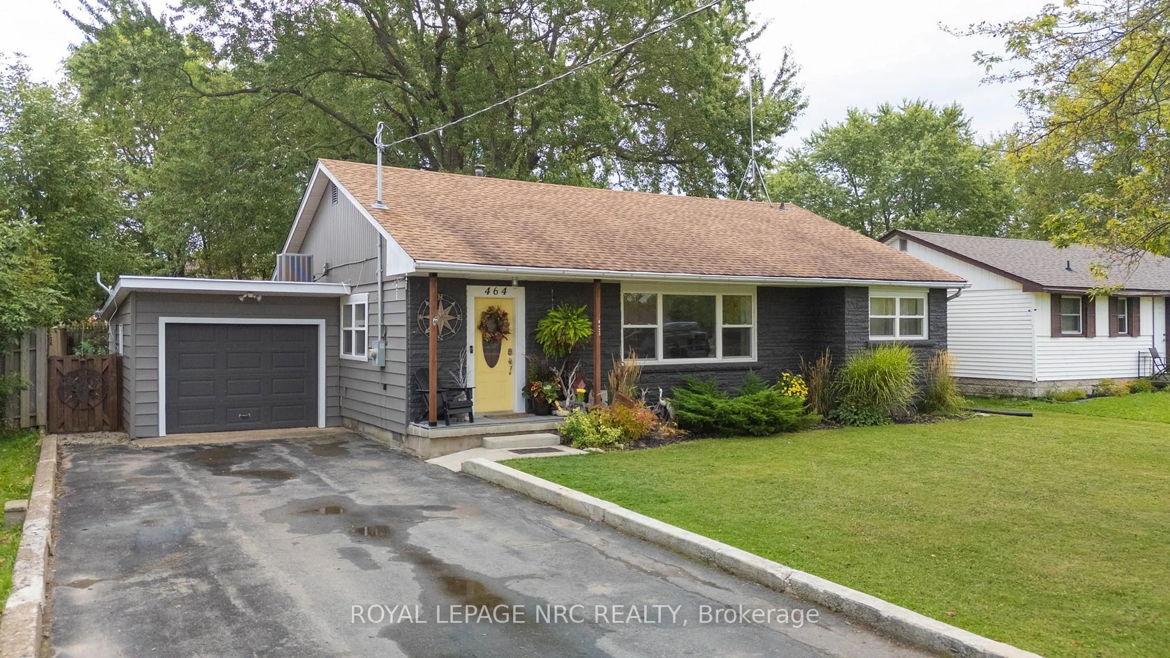 Home with vinyl exterior material, street for 464 Gorham Rd, Fort Erie Ontario L0S 1N0