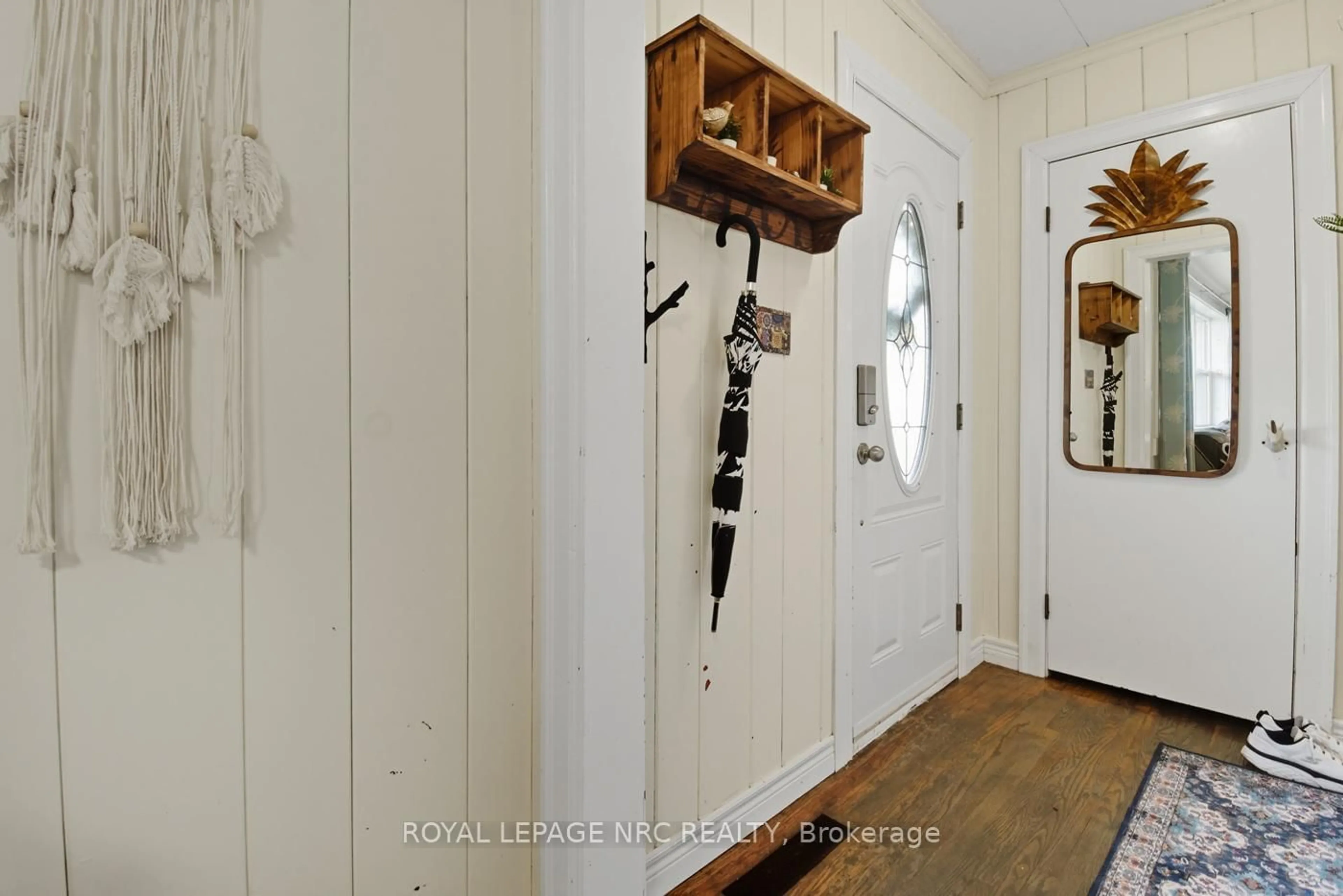 Indoor entryway for 464 Gorham Rd, Fort Erie Ontario L0S 1N0