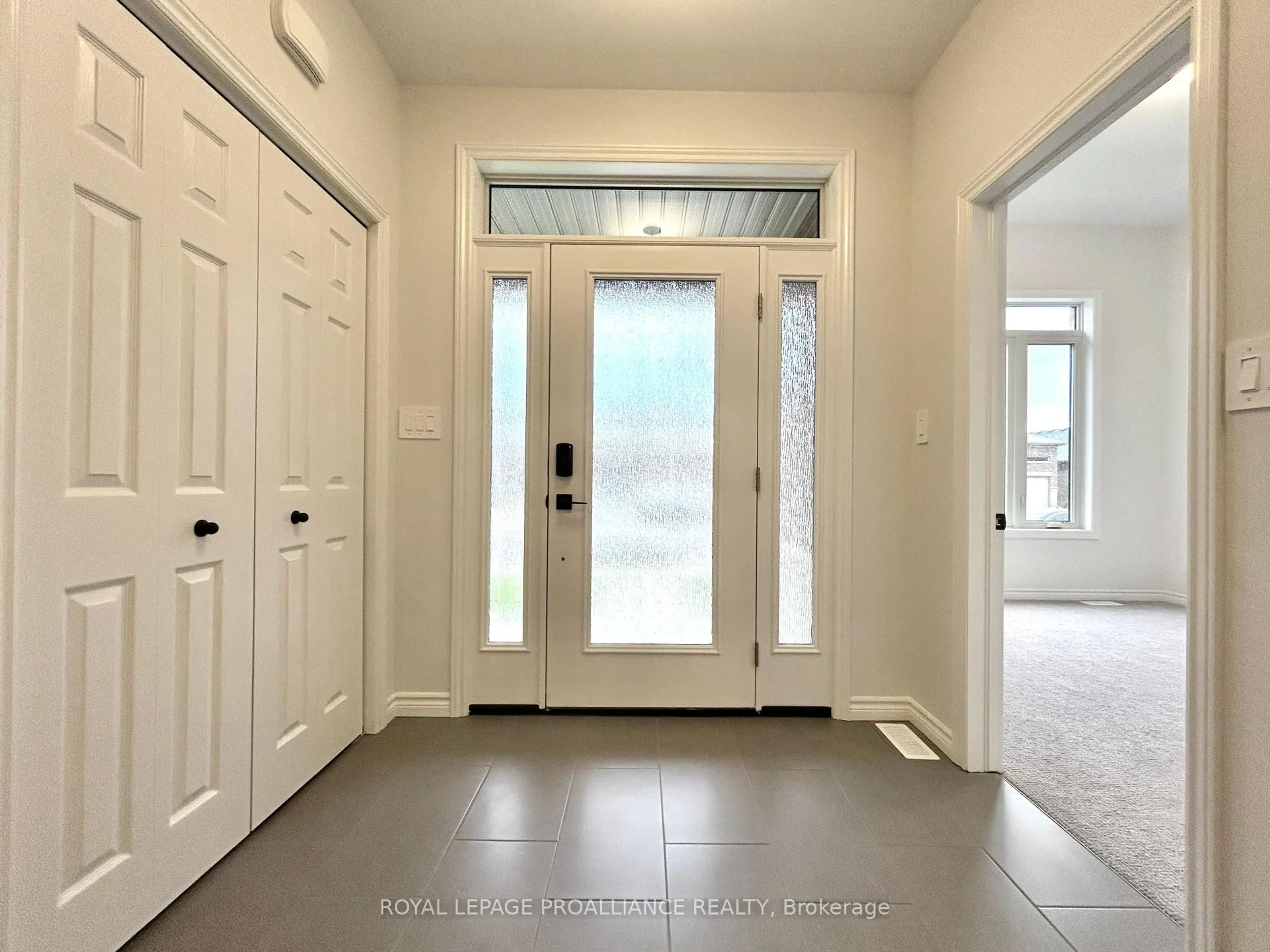 Indoor entryway for 33 Athabaska Dr, Belleville Ontario K8N 0T1