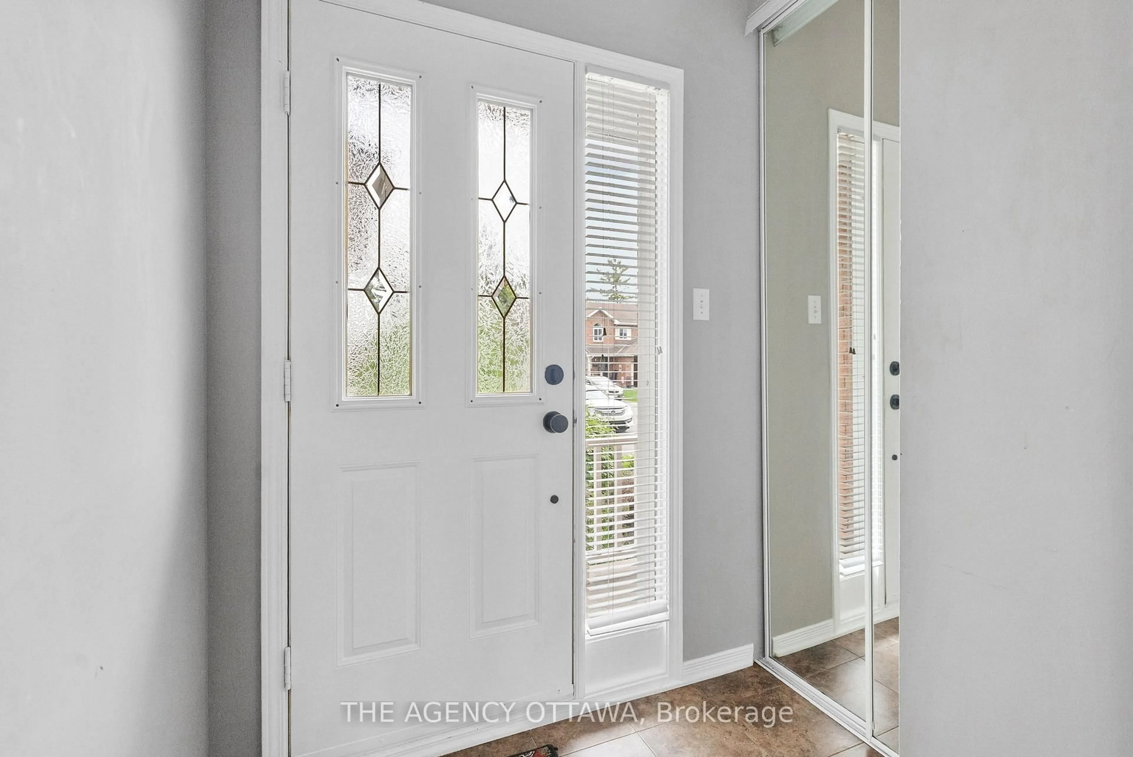 Indoor entryway for 55 Springcreek Cres, Ottawa Ontario K2M 2M2