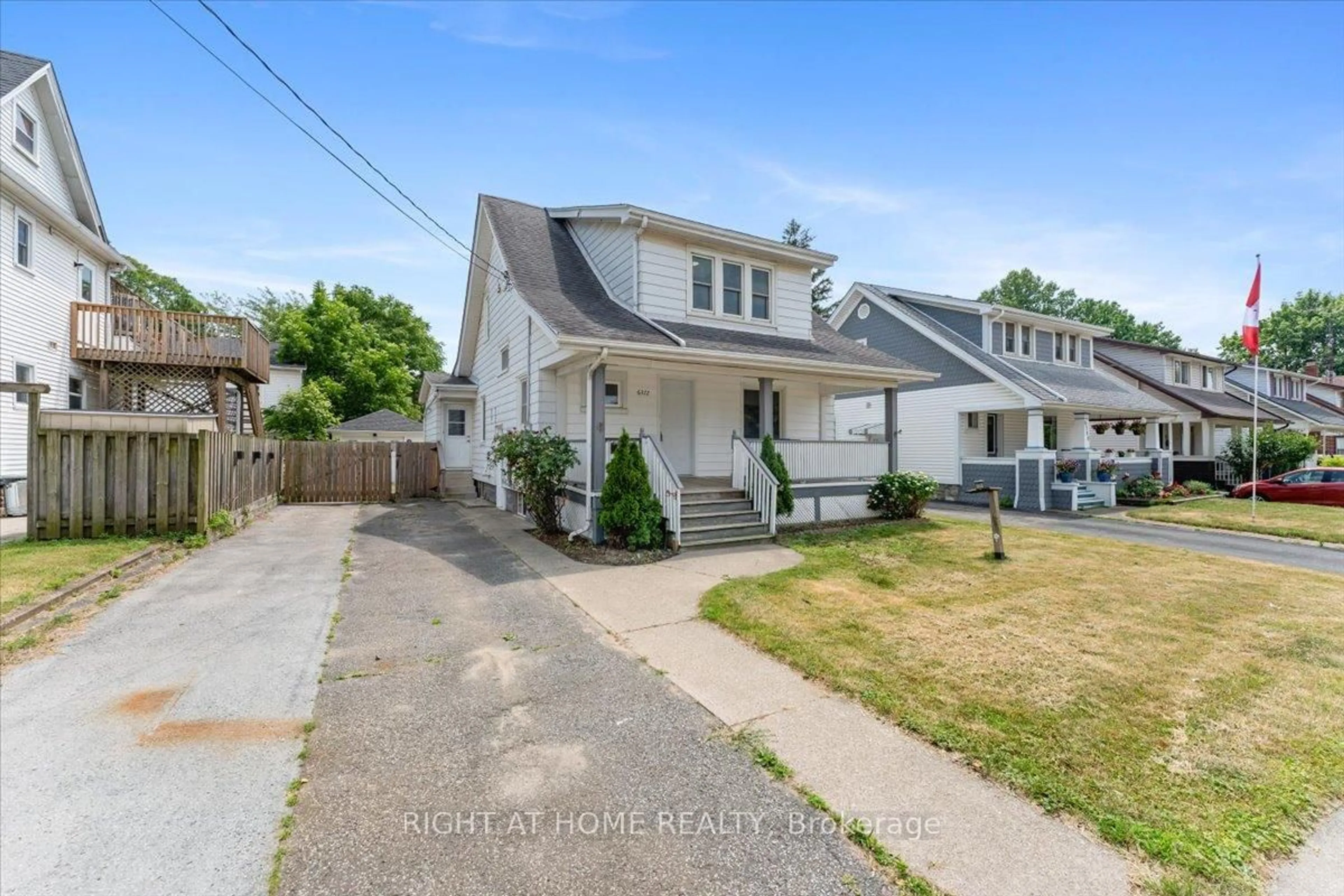 A pic from outside/outdoor area/front of a property/back of a property/a pic from drone, street for 6372 MAITLAND Ave, Niagara Falls Ontario L2G 1R4