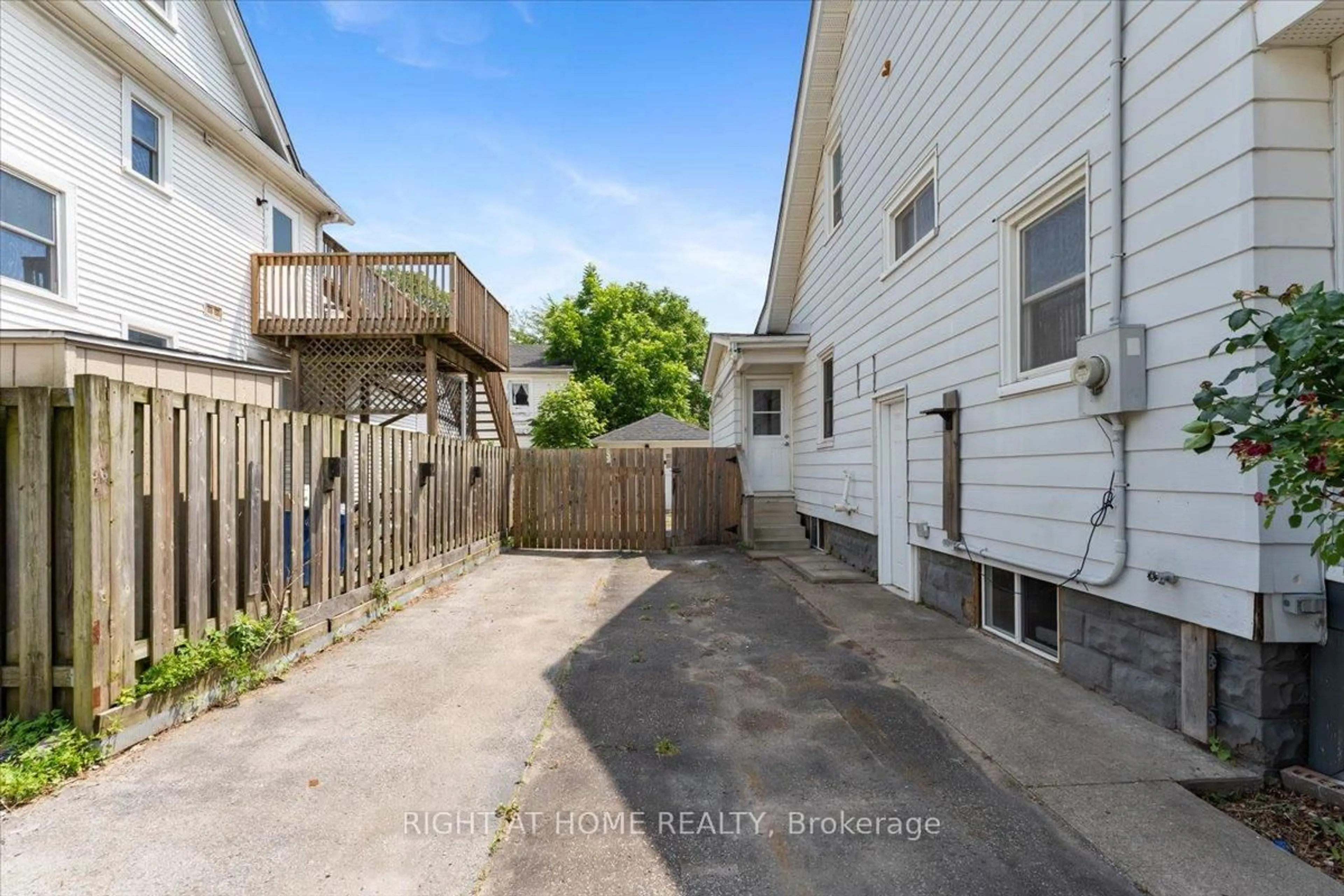 Patio, street for 6372 MAITLAND Ave, Niagara Falls Ontario L2G 1R4
