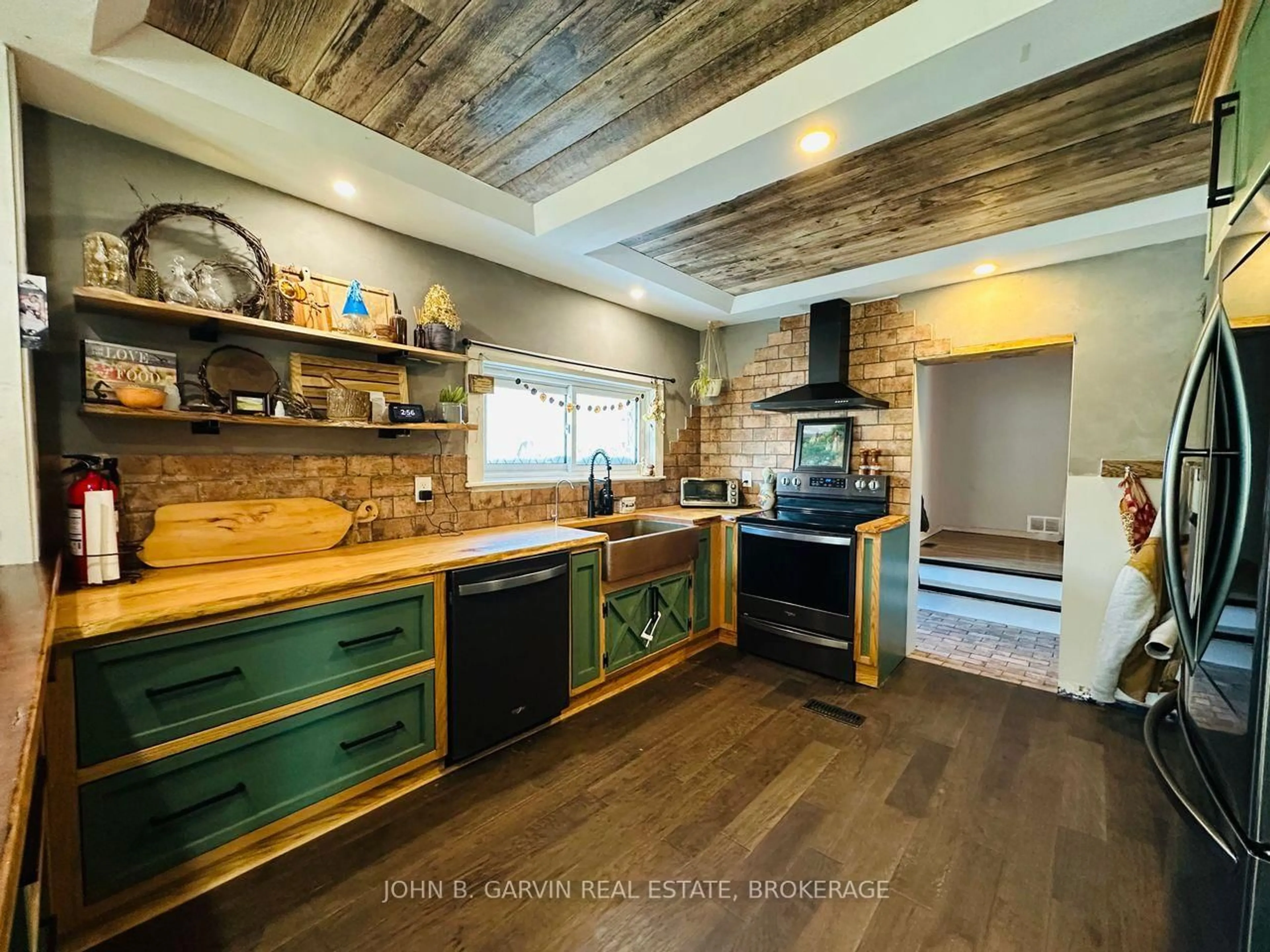 Rustic kitchen, wood/laminate floor for 4376 William St, Harrowsmith Ontario K0H 1V0