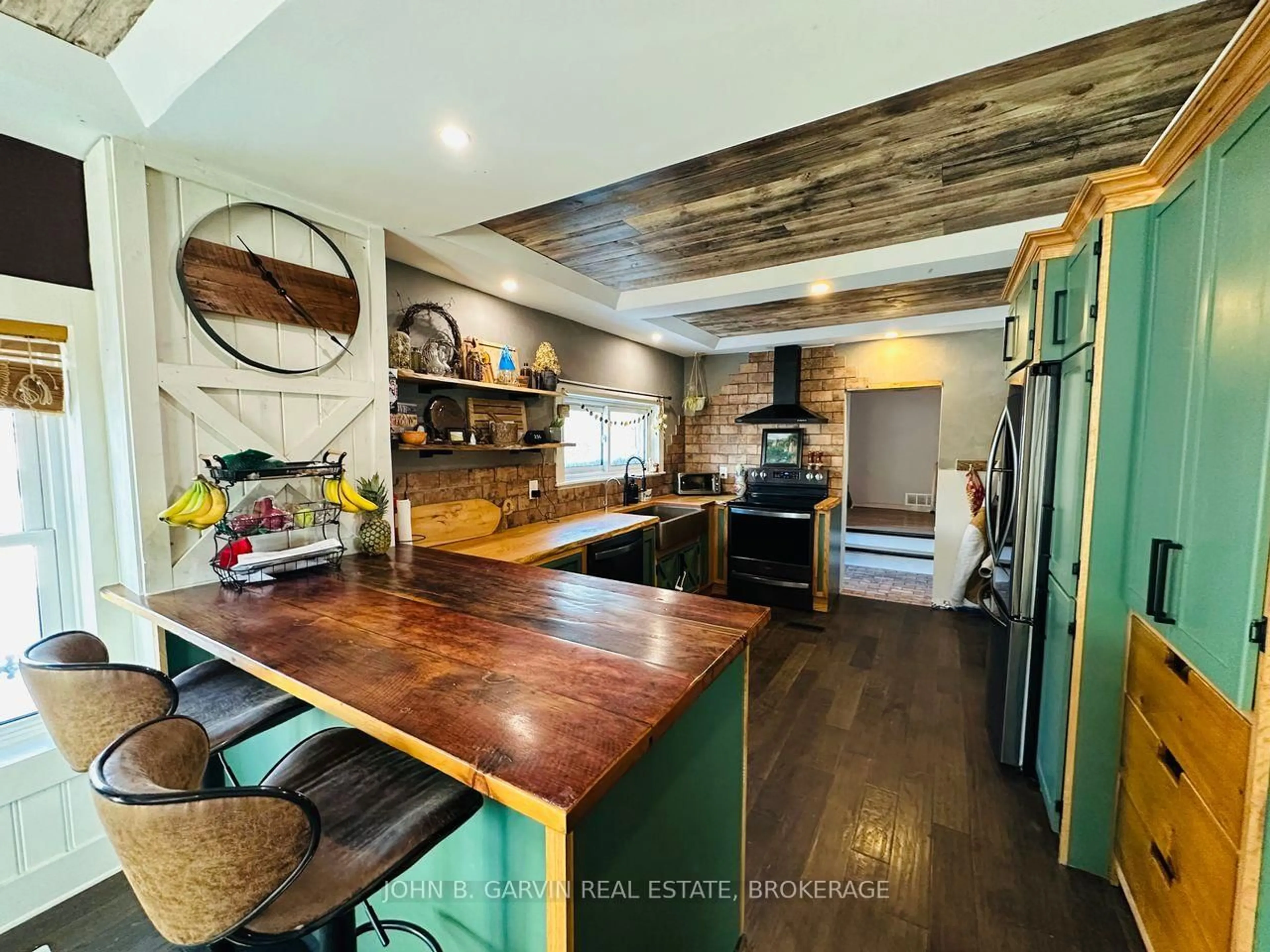 Rustic kitchen, wood/laminate floor for 4376 William St, Harrowsmith Ontario K0H 1V0