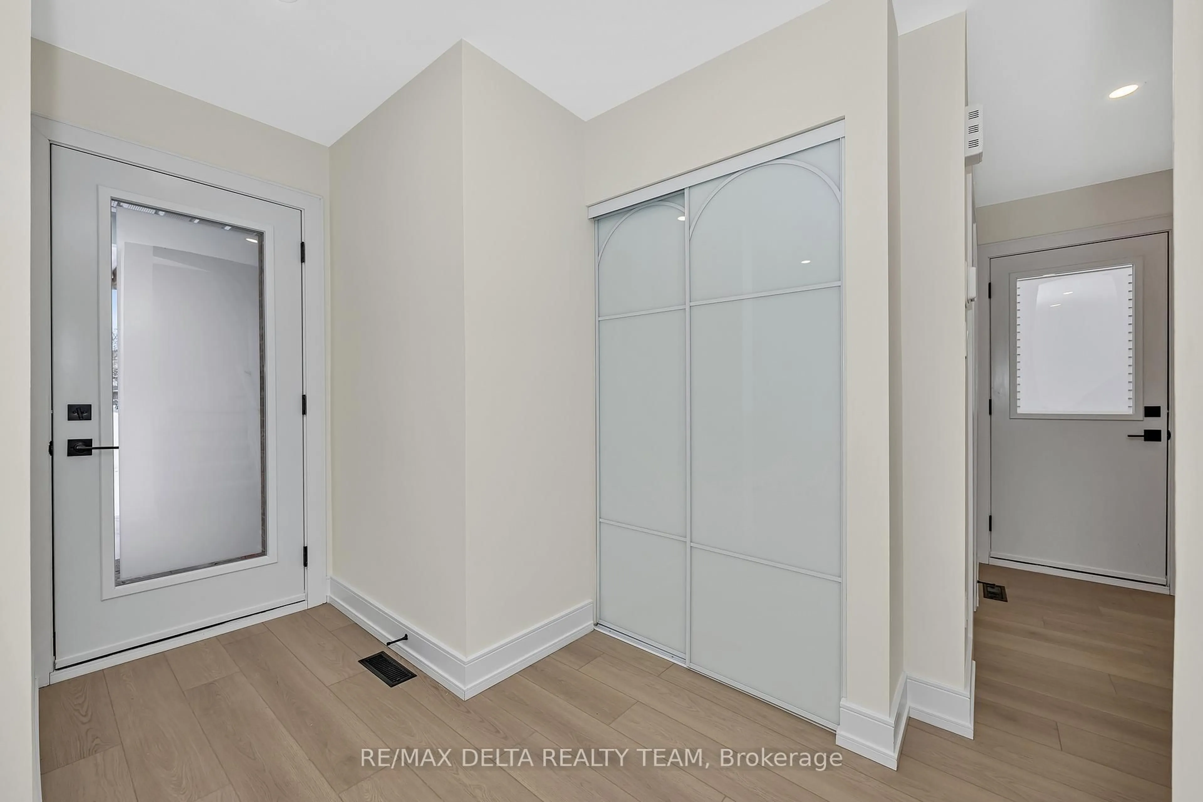 Indoor entryway for 1843 Brousseau Cres, Ottawa Ontario K1C 2Y5