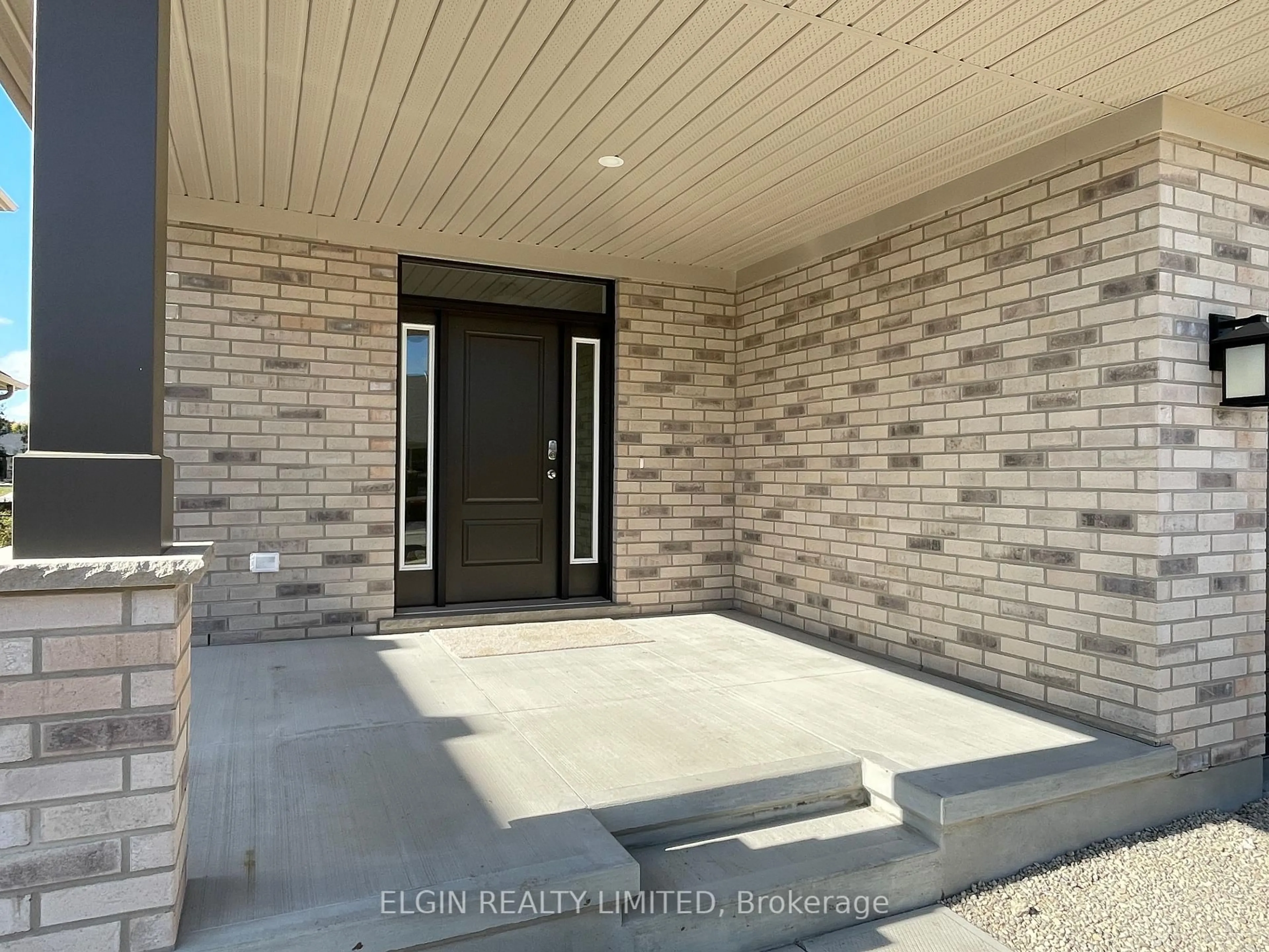 Indoor entryway for 43 Lark St, Tillsonburg Ontario N4G 0K8