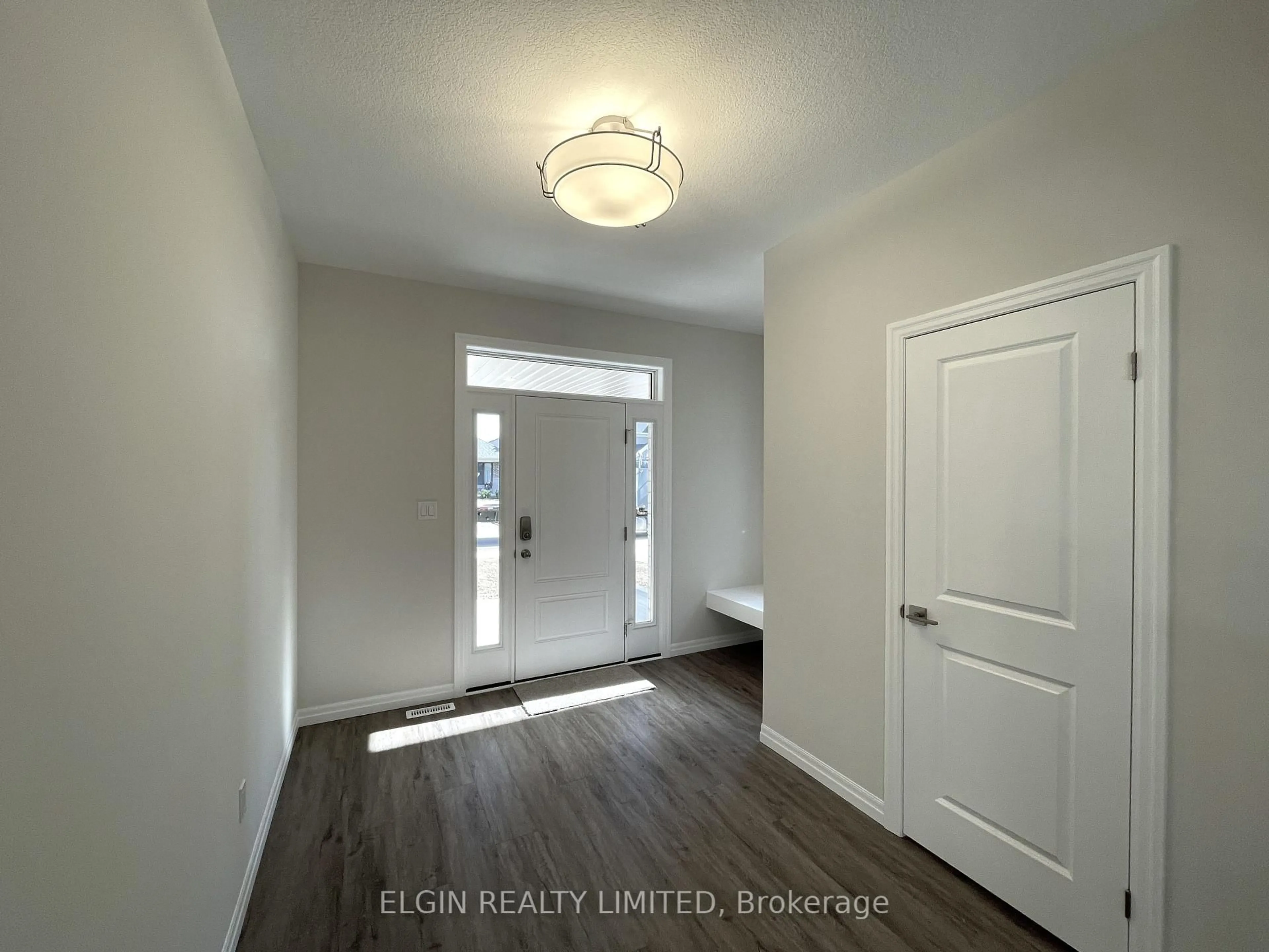 Indoor entryway for 43 Lark St, Tillsonburg Ontario N4G 0K8