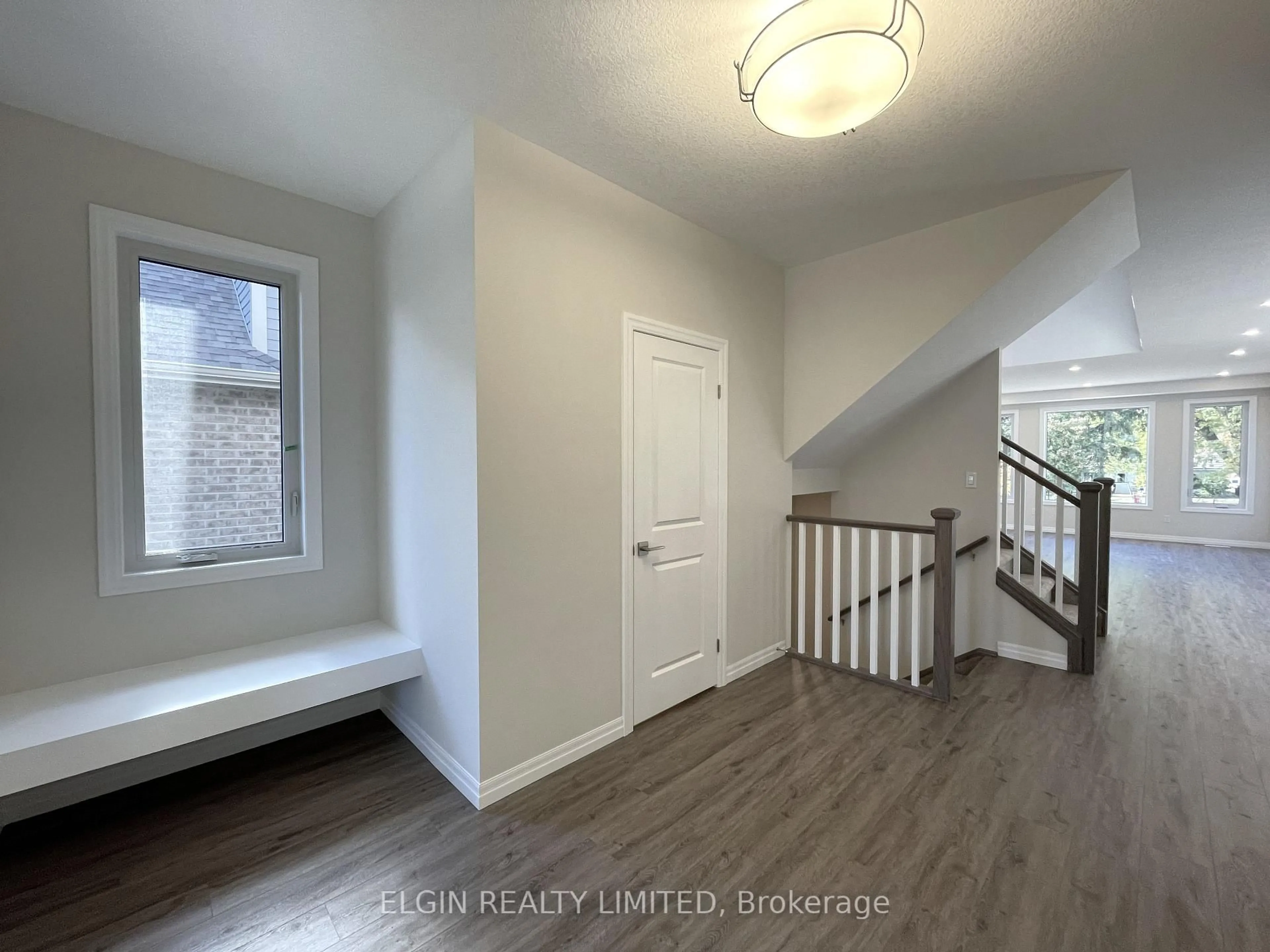 Indoor entryway for 43 Lark St, Tillsonburg Ontario N4G 0K8