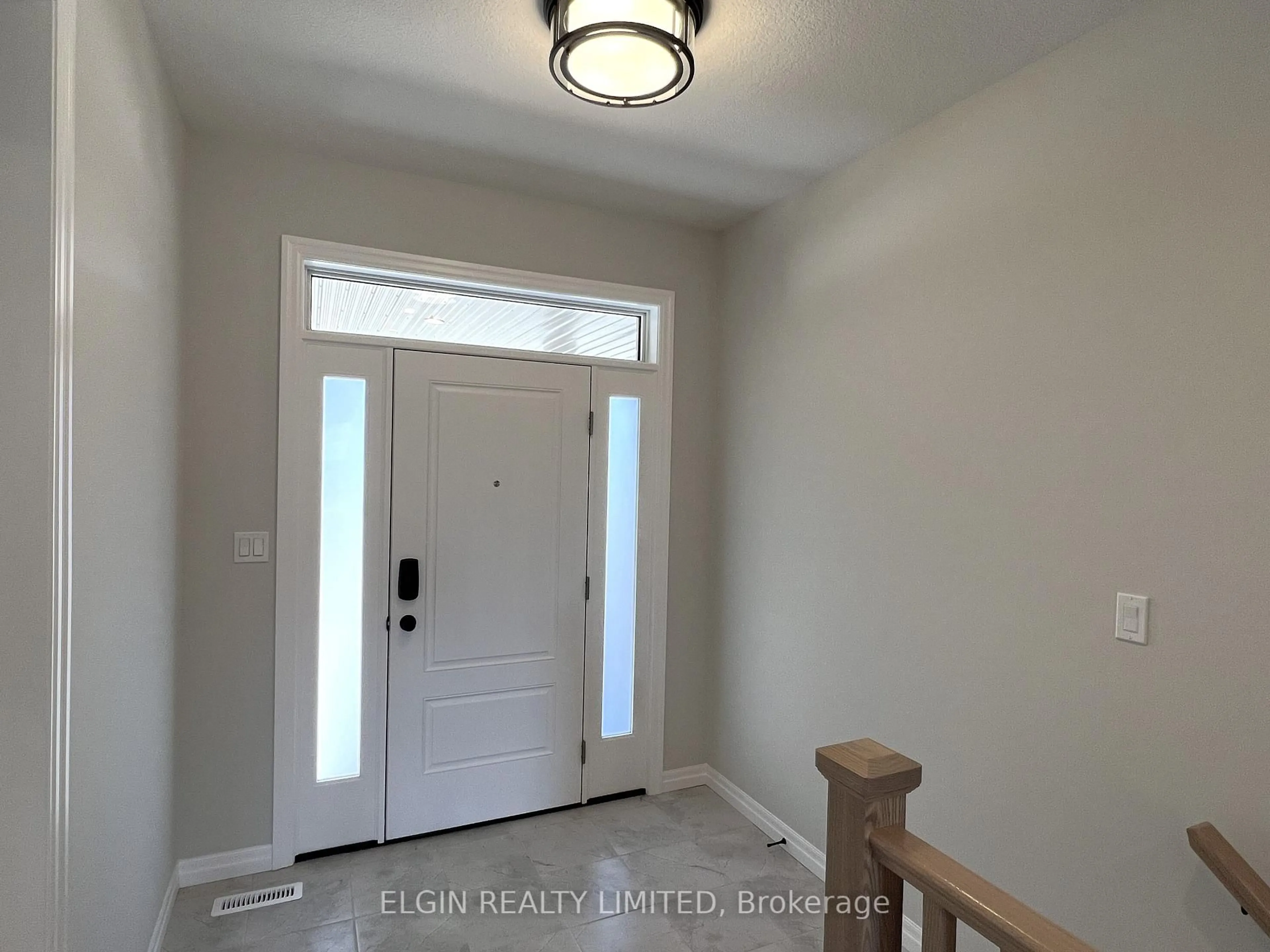 Indoor entryway for 47 Lark St, Tillsonburg Ontario N4G 0K8