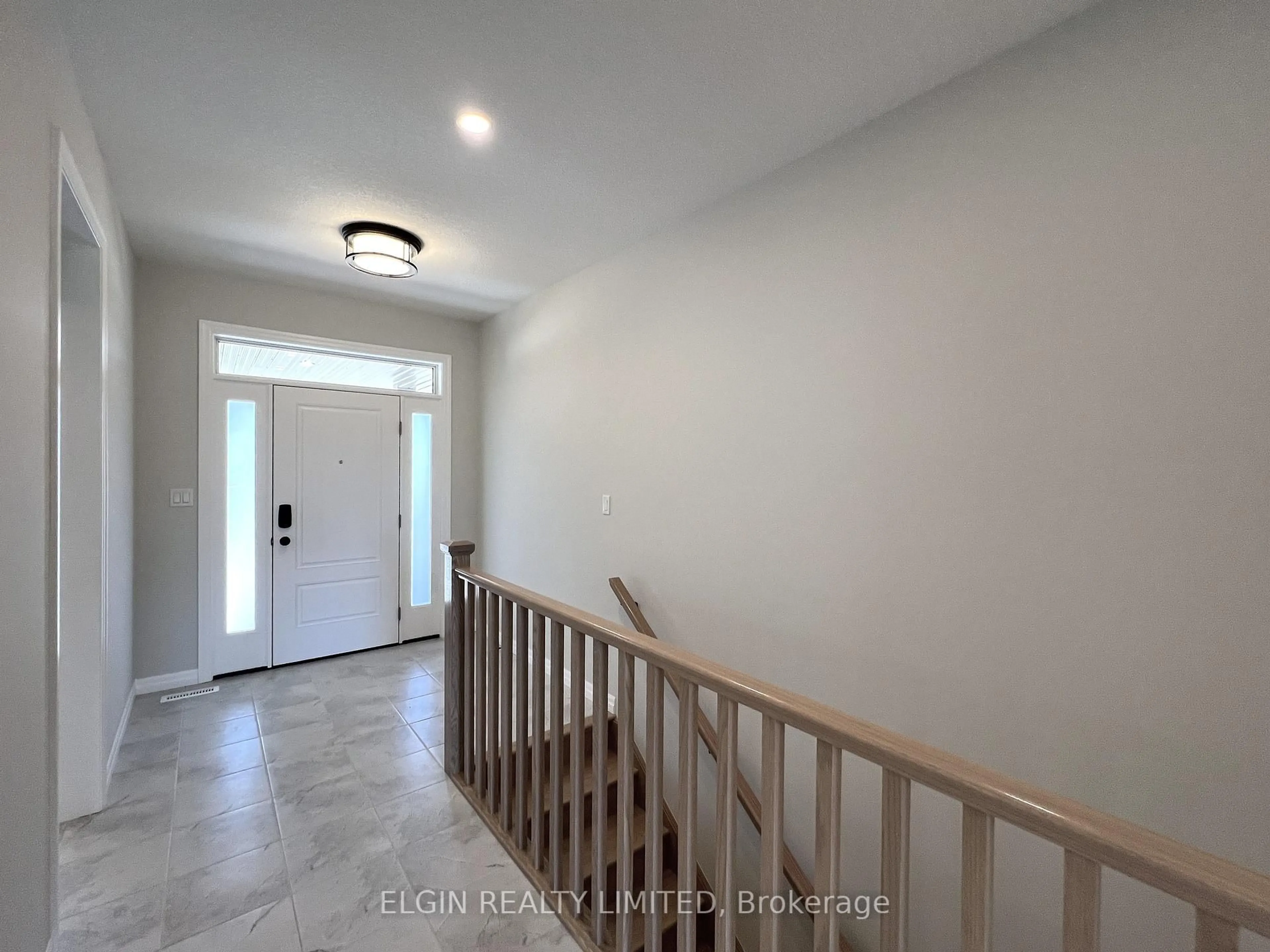 Indoor entryway for 47 Lark St, Tillsonburg Ontario N4G 0K8