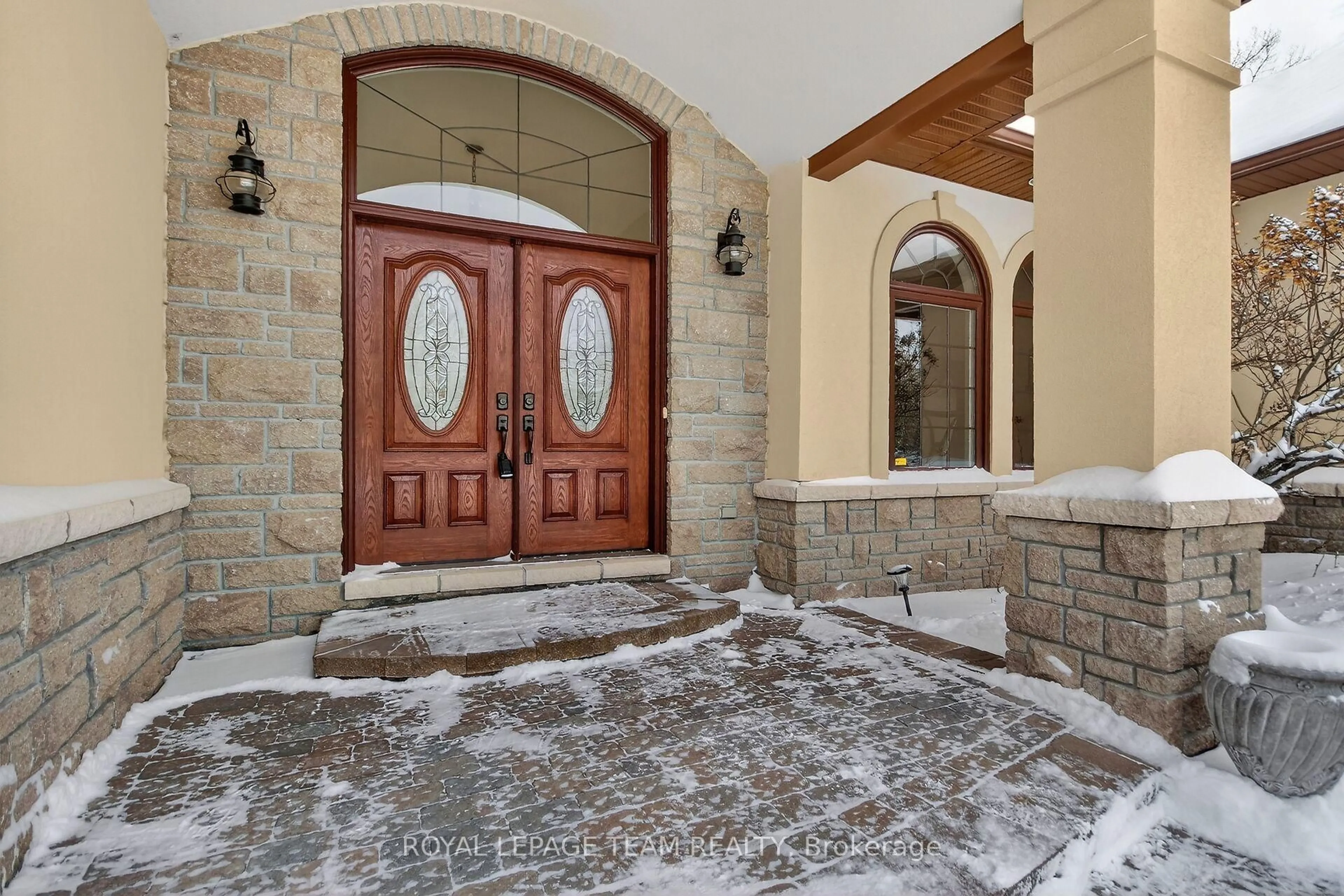 Indoor entryway for 104 Sentinel Pine Way, Carp Ontario K0A 1L0