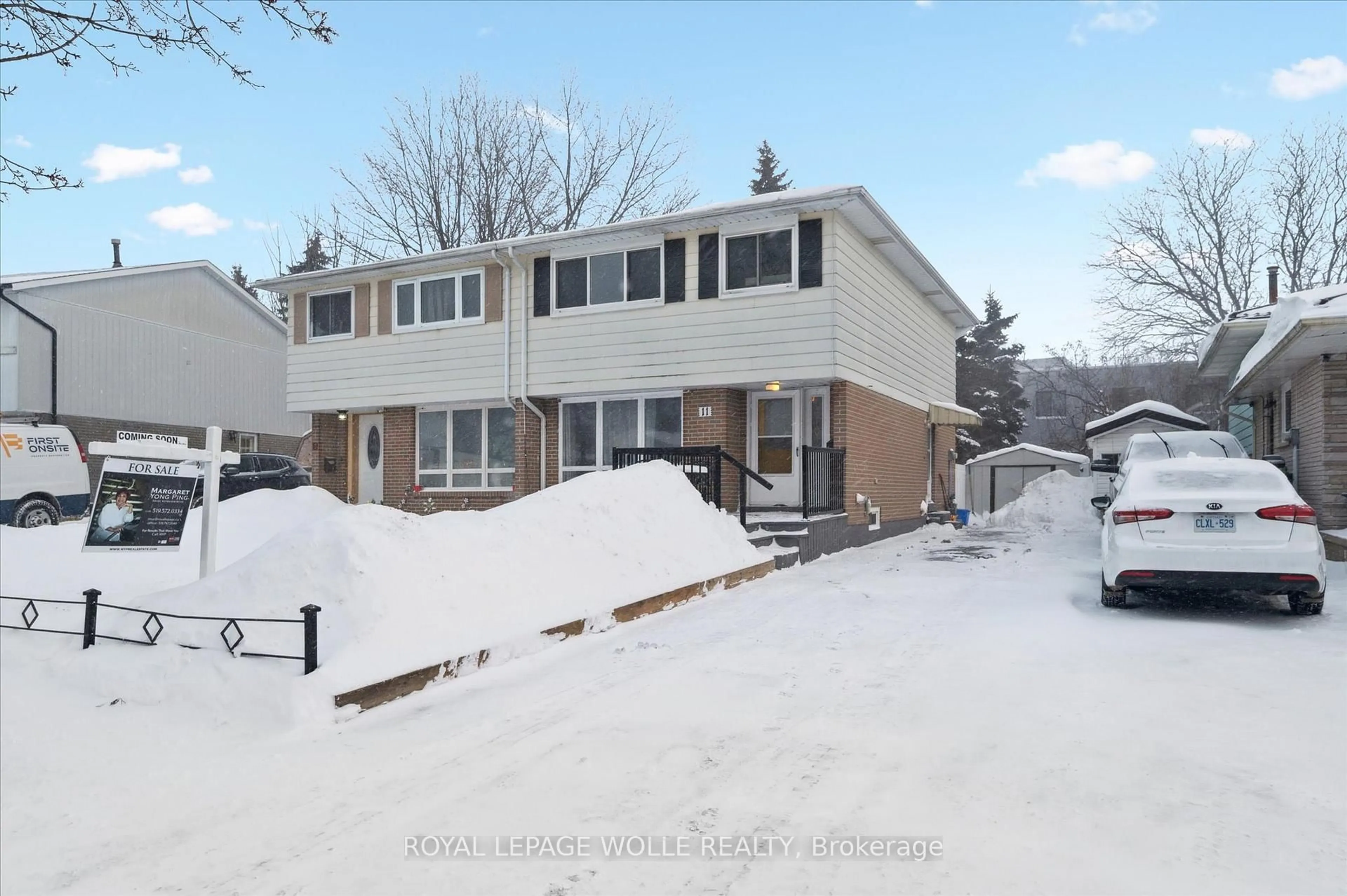 A pic from outside/outdoor area/front of a property/back of a property/a pic from drone, street for 11 Ingleside Dr, Kitchener Ontario N2M 2G7