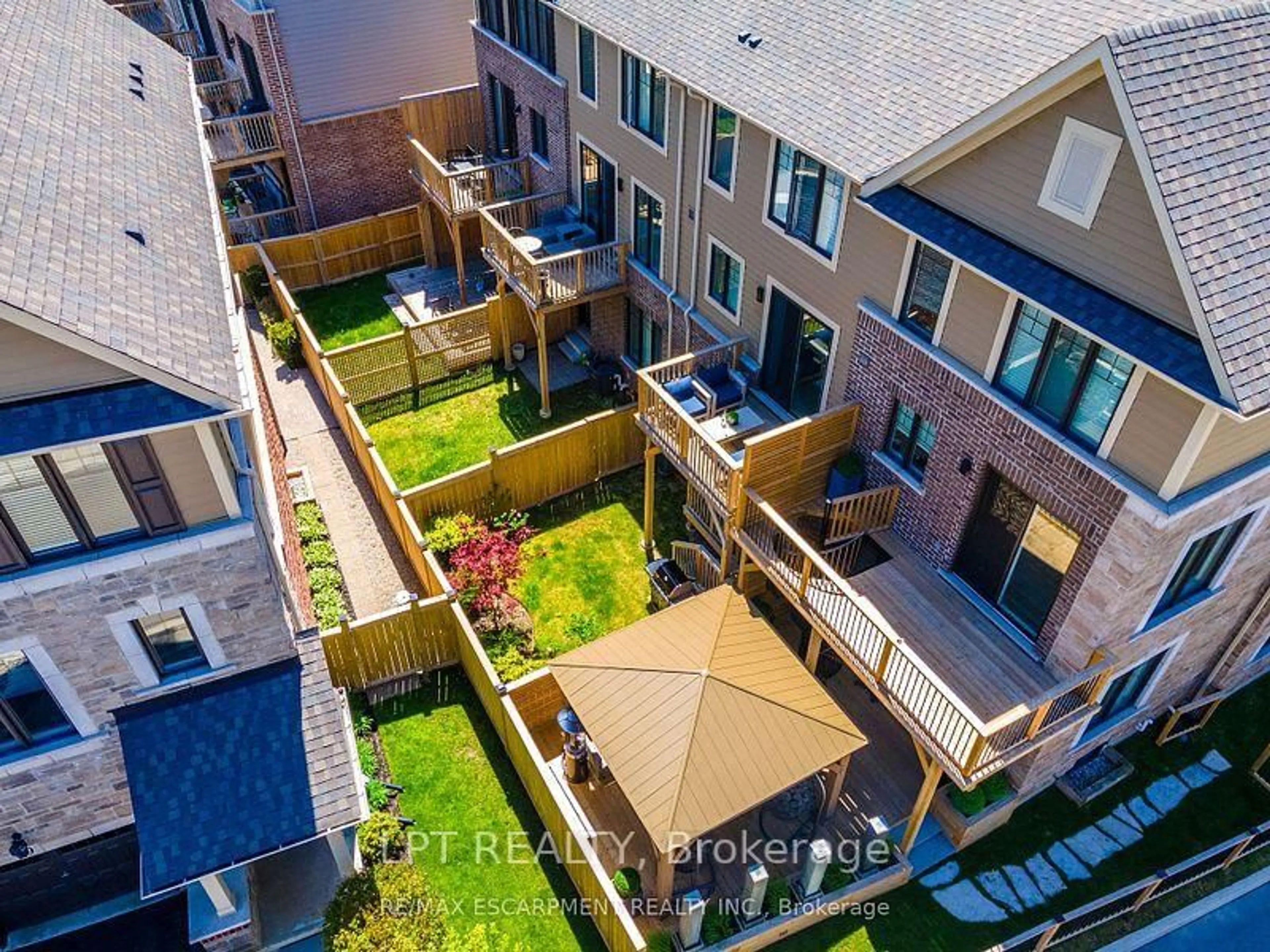 A pic from outside/outdoor area/front of a property/back of a property/a pic from drone, city buildings view from balcony for 16 Place Polona Place Polonaise Dr, Grimsby Ontario L3M 0H3