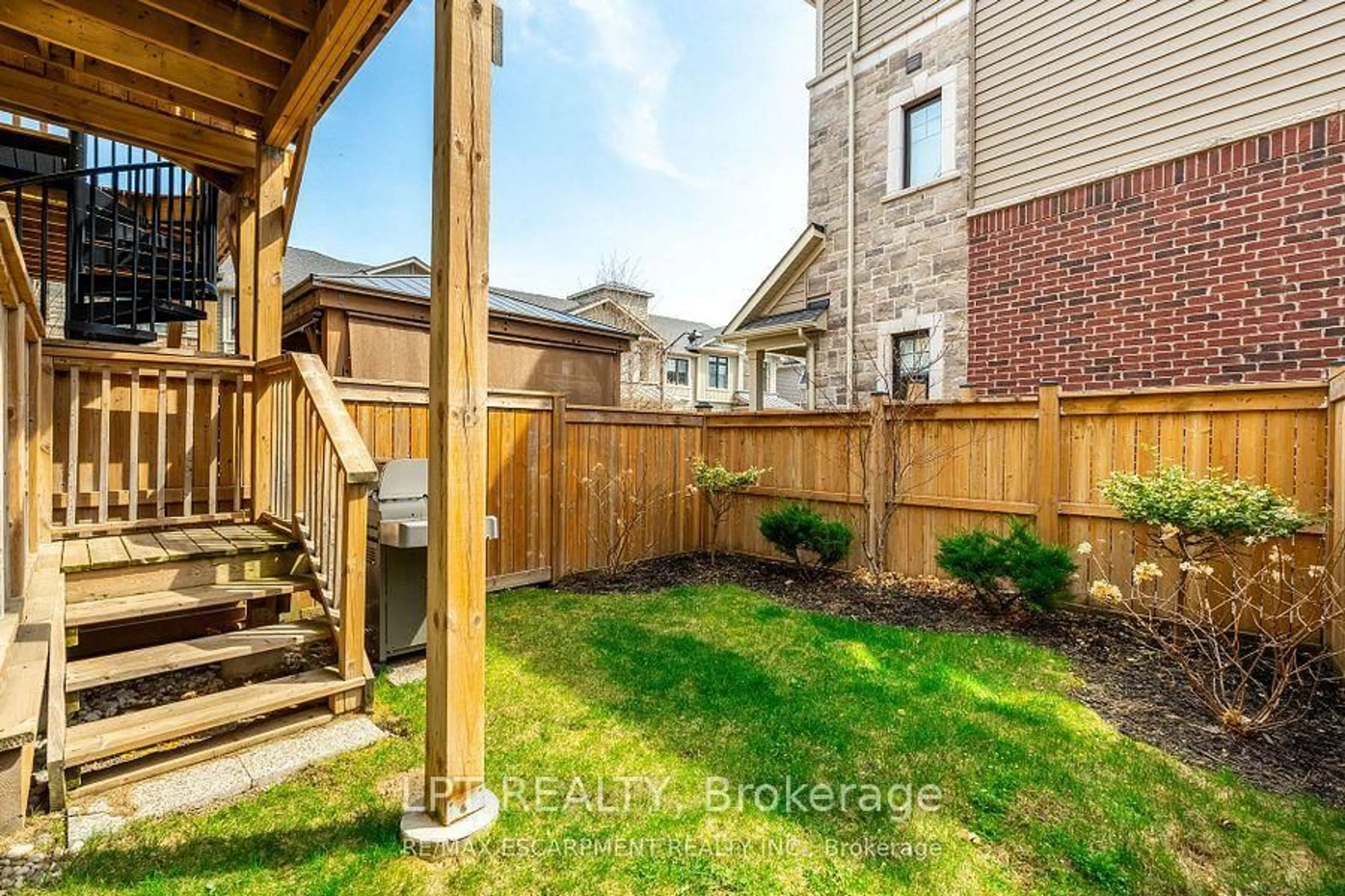 Patio, street for 16 Place Polona Place Polonaise Dr, Grimsby Ontario L3M 0H3