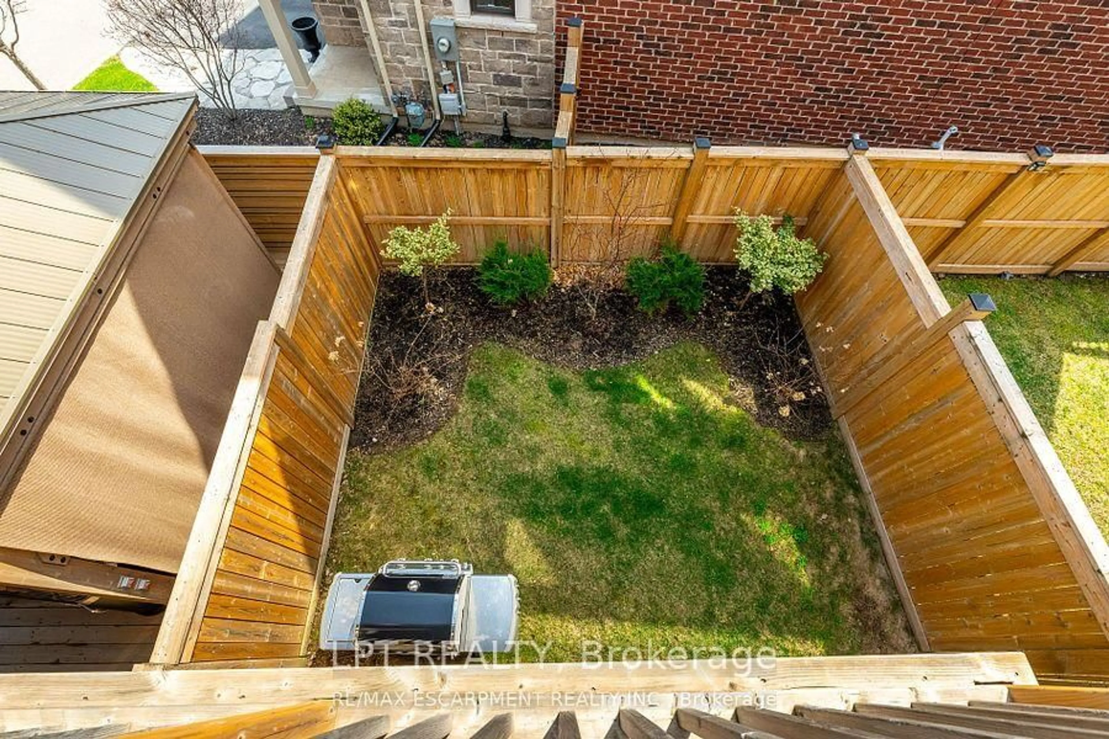 Patio, unknown for 16 Place Polona Place Polonaise Dr, Grimsby Ontario L3M 0H3