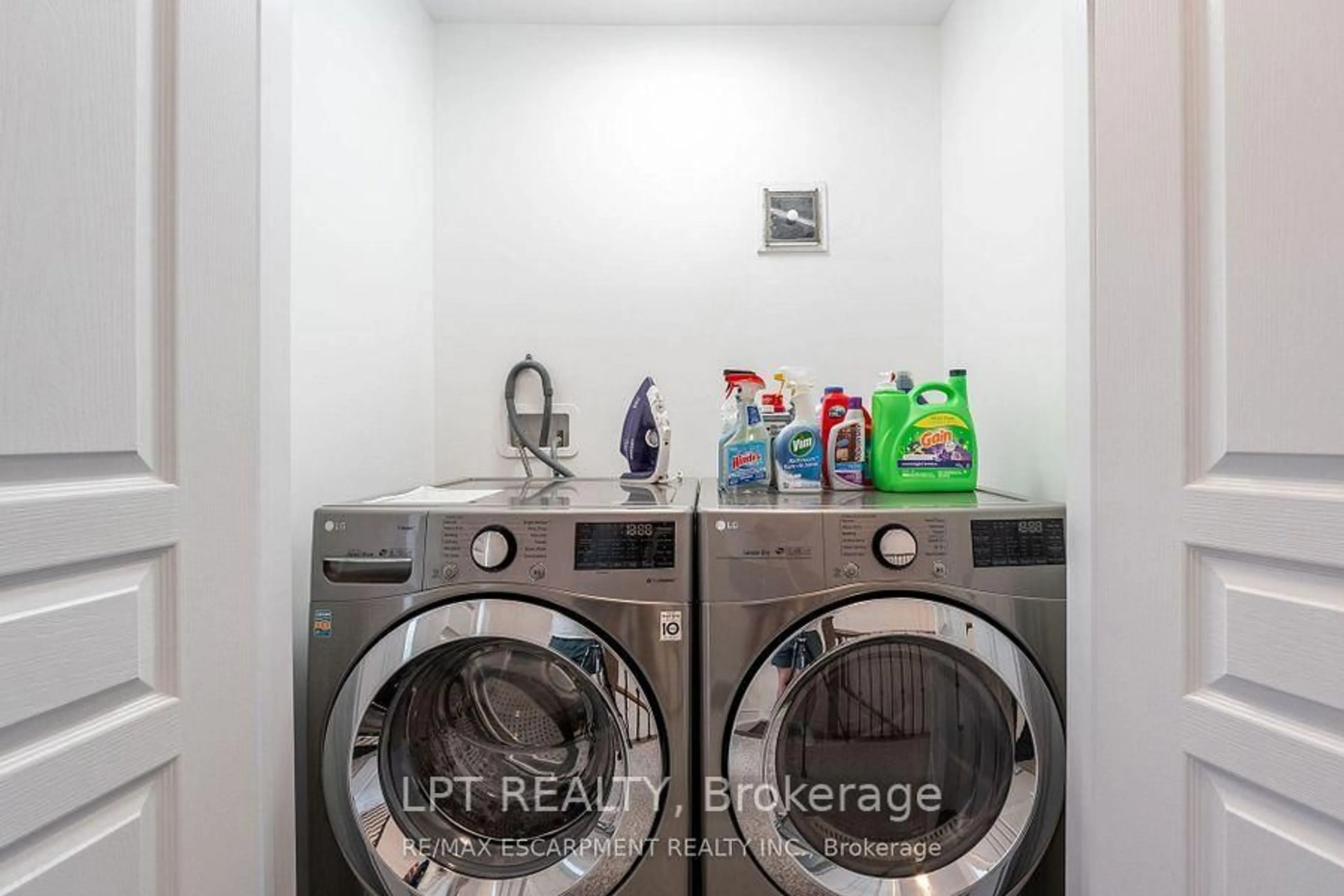 Laundry room for 16 Place Polona Place Polonaise Dr, Grimsby Ontario L3M 0H3