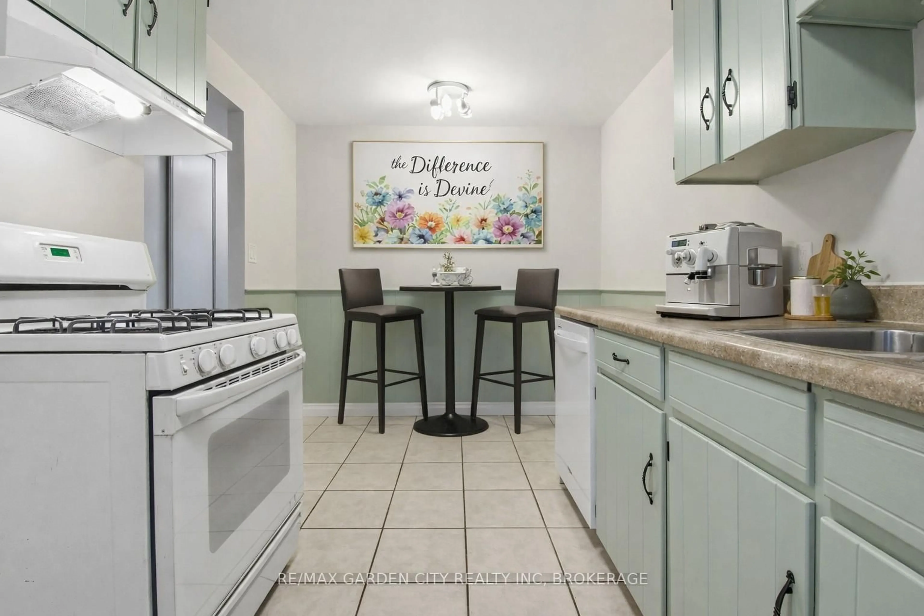 Standard kitchen, ceramic/tile floor for 80 Bula Dr, St. Catharines Ontario L2N 6R7