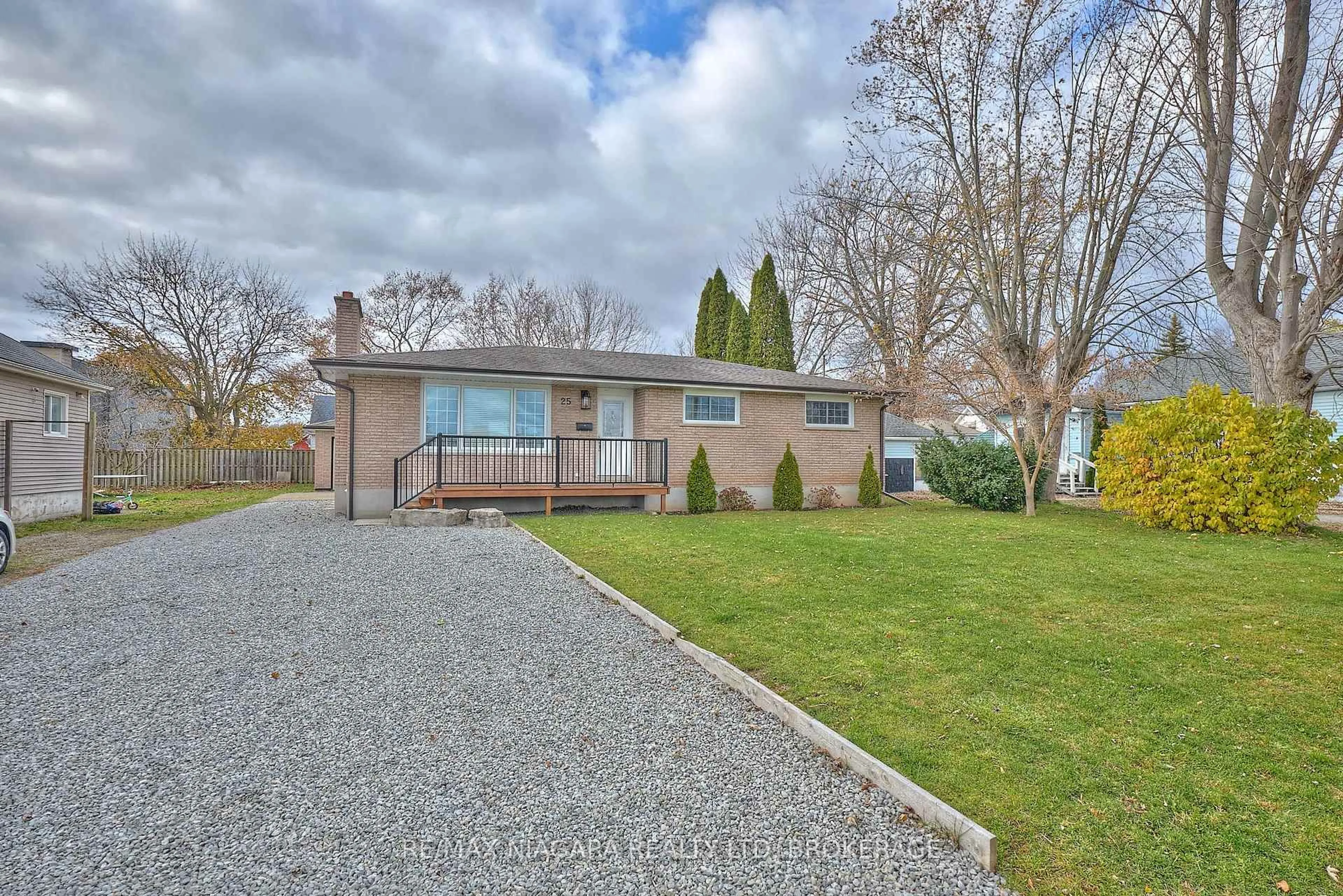 A pic from outside/outdoor area/front of a property/back of a property/a pic from drone, street for 25 Rice Rd, Welland Ontario L3C 2V4