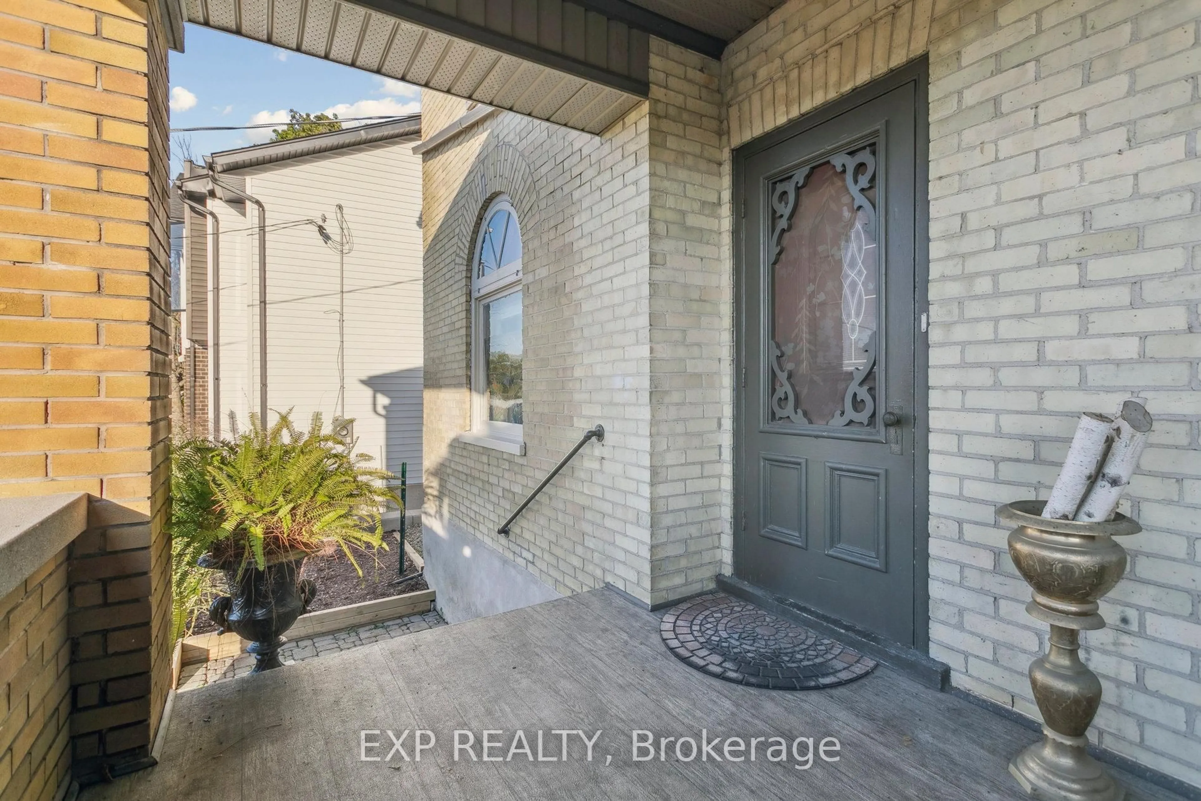 Indoor entryway for 132 Queen St, Cambridge Ontario N3C 1G3