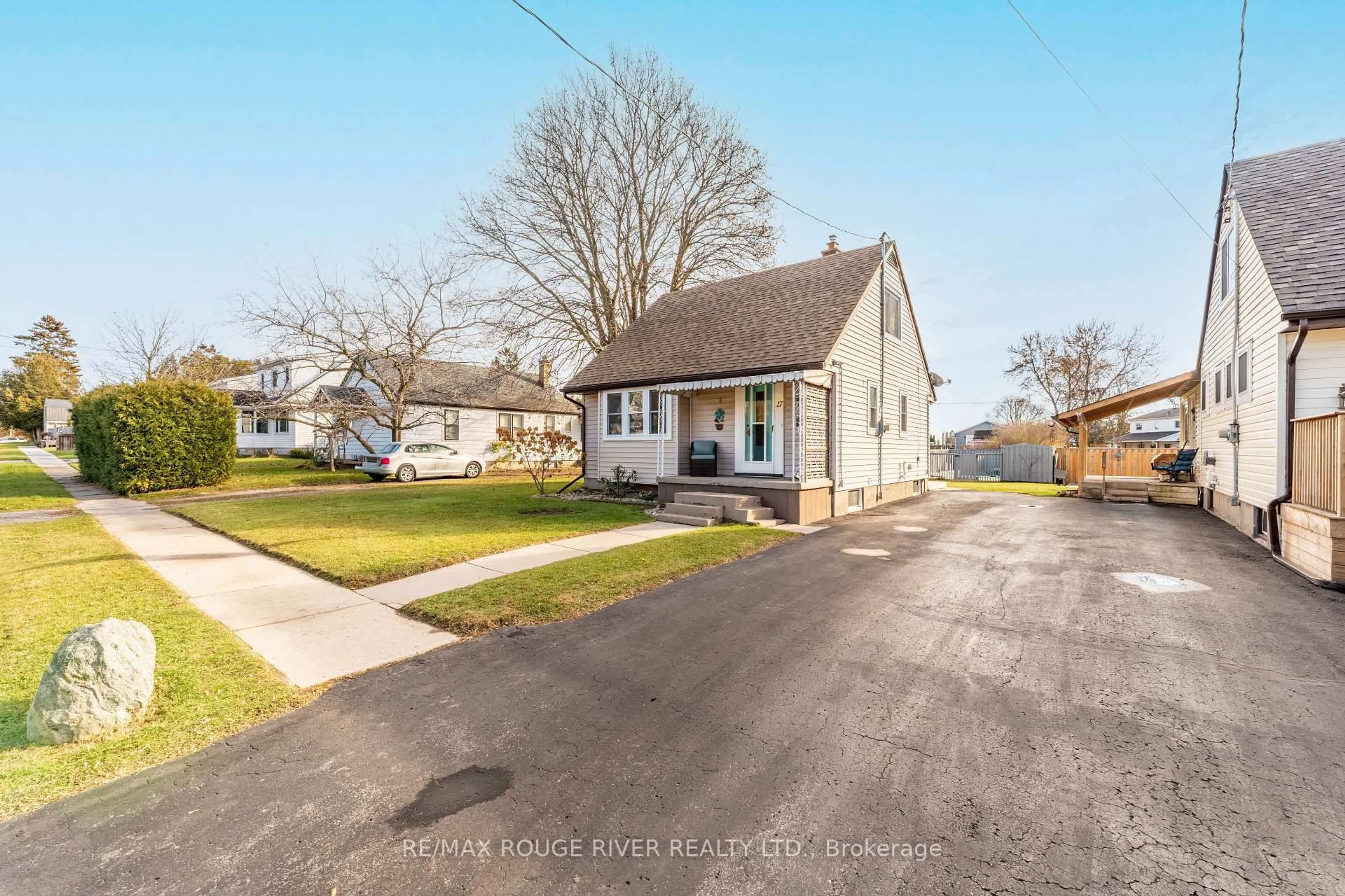 A pic from outside/outdoor area/front of a property/back of a property/a pic from drone, street for 17 Arthur St, Port Hope Ontario L1A 1Z3