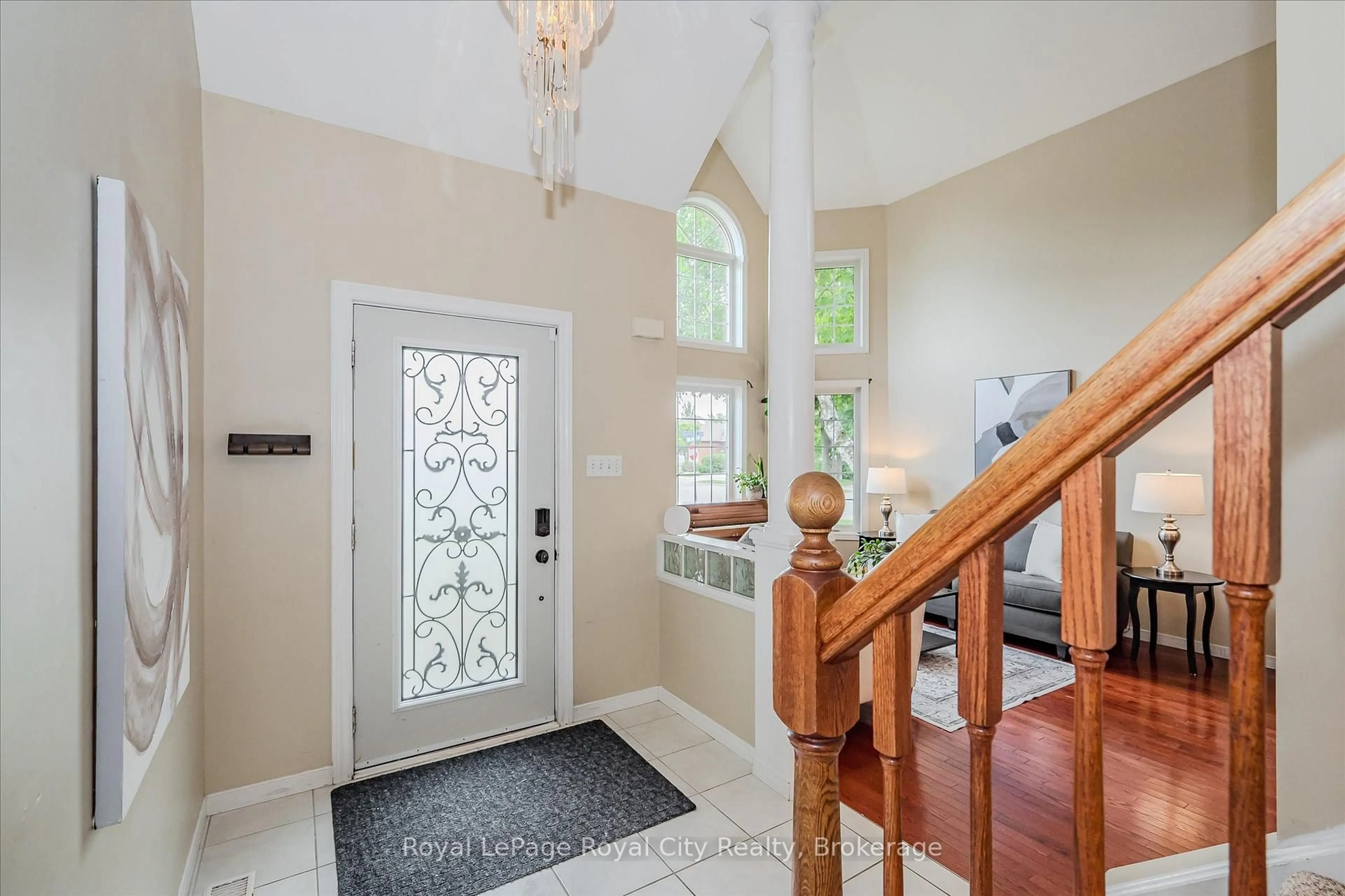 Indoor entryway for 2 Oakridge Cres, Guelph Ontario N1L 1J1