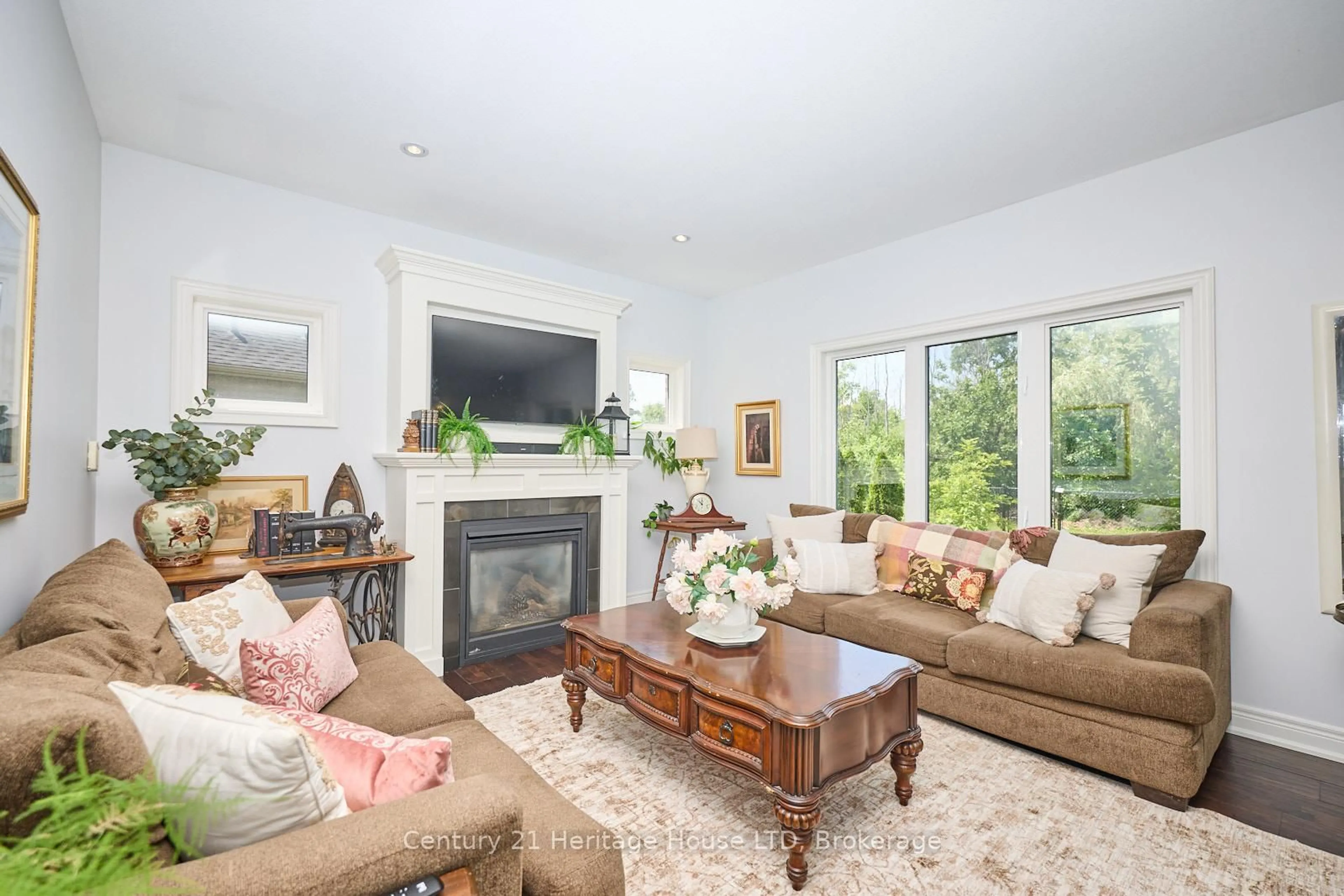 Living room with furniture, unknown for 710 Brian St, Fort Erie Ontario L2A 6W2