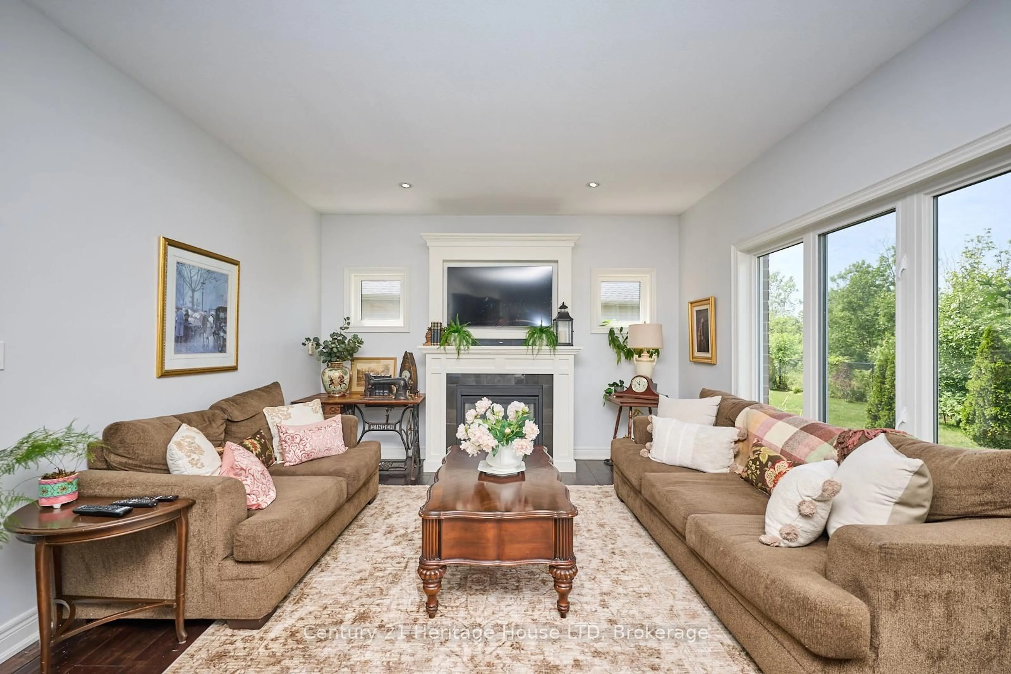 Living room with furniture, unknown for 710 Brian St, Fort Erie Ontario L2A 6W2