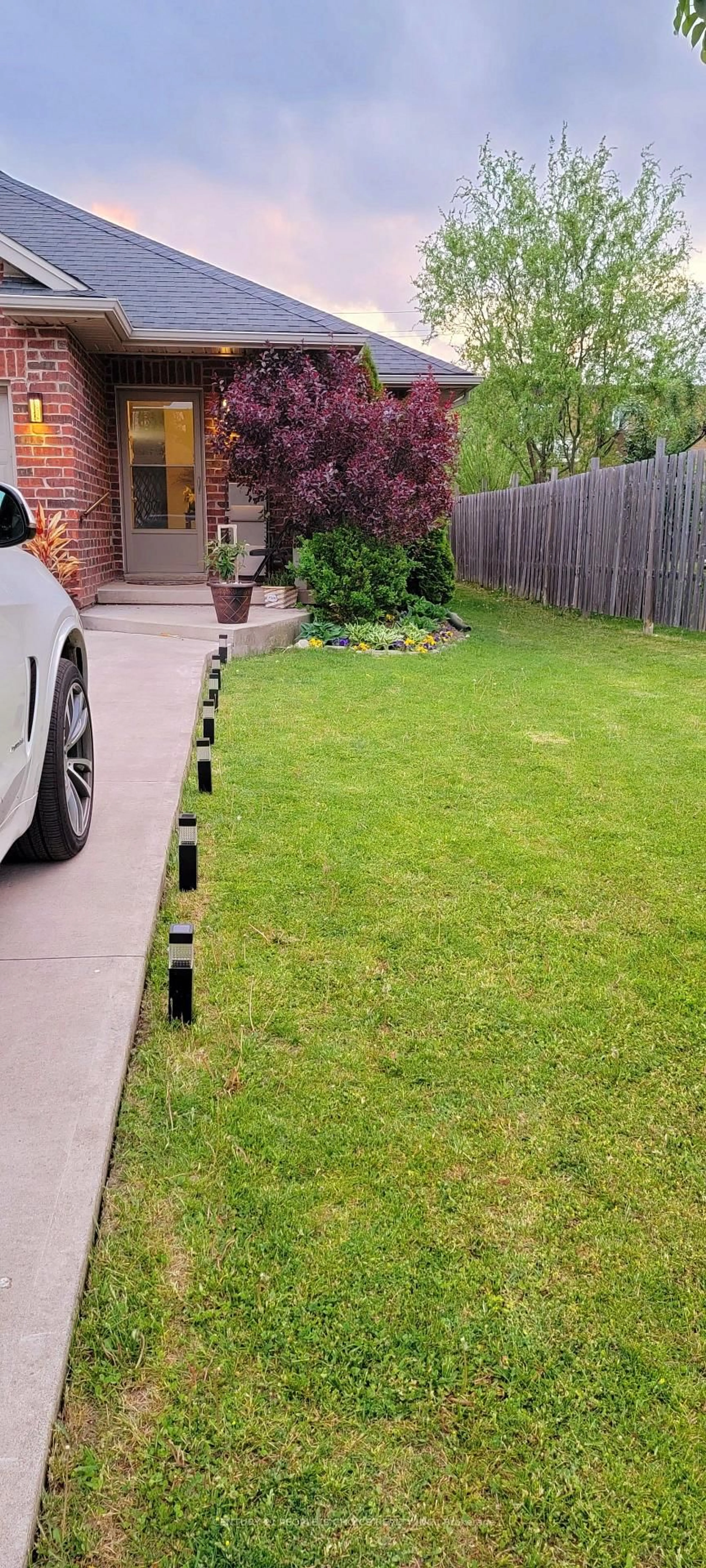 A pic from outside/outdoor area/front of a property/back of a property/a pic from drone, street for 45 NATHALIE Crt, Welland Ontario L3B 6H7