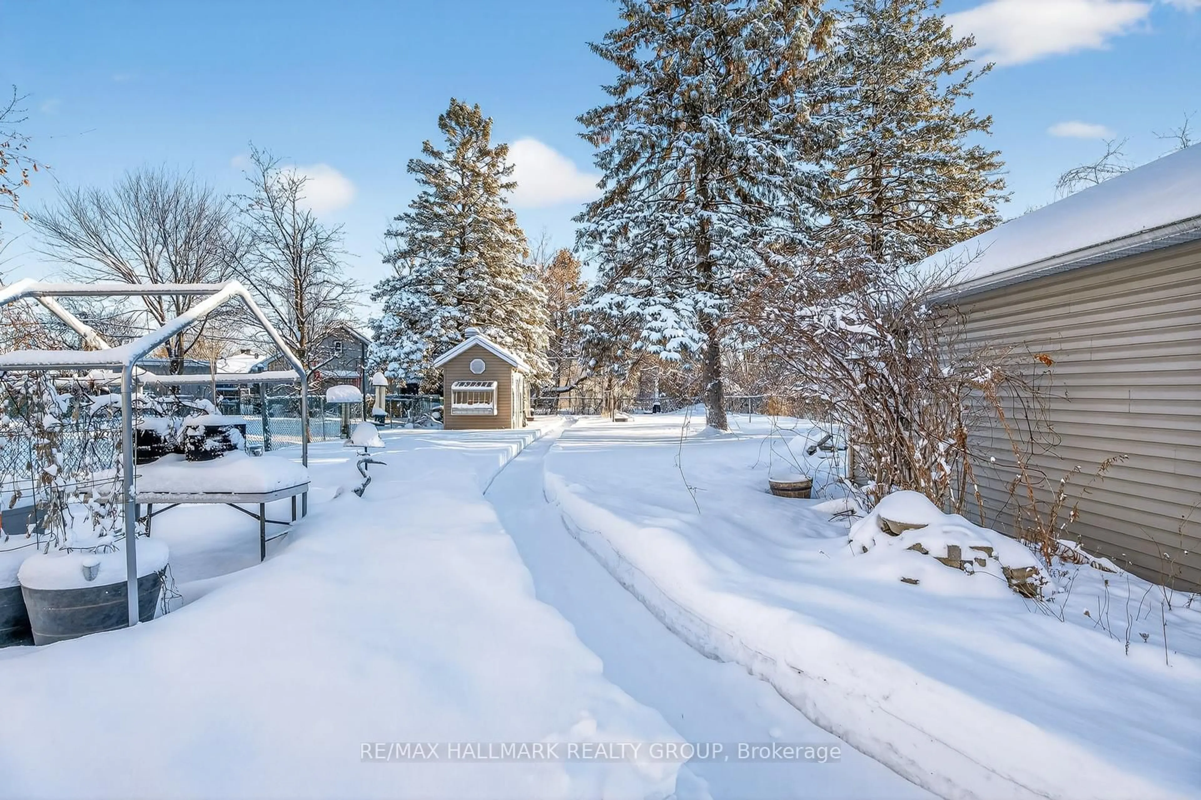 Patio, street for 991 Blair Rd, Ottawa Ontario K1J 7M9