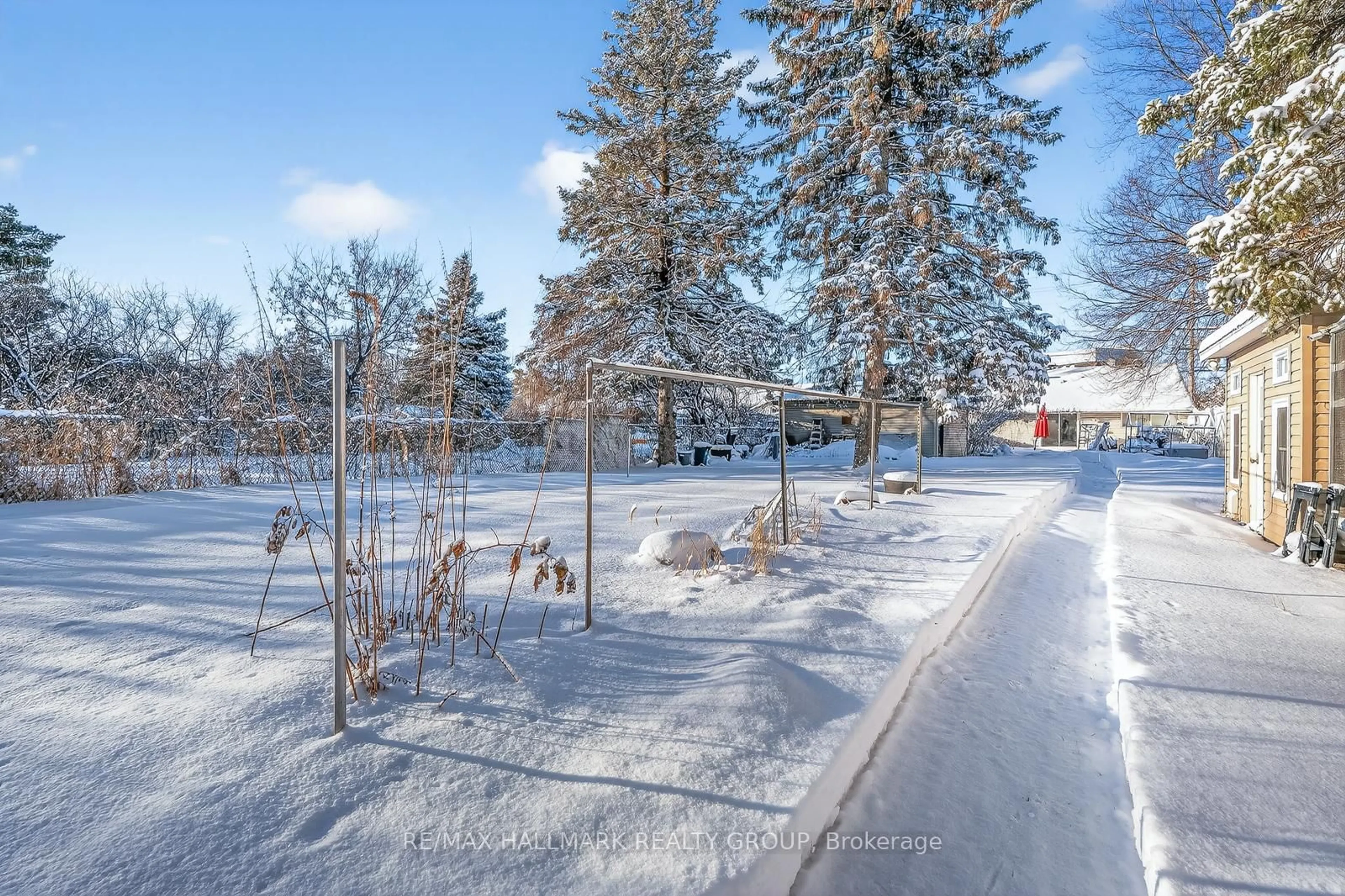 Patio, street for 991 Blair Rd, Ottawa Ontario K1J 7M9