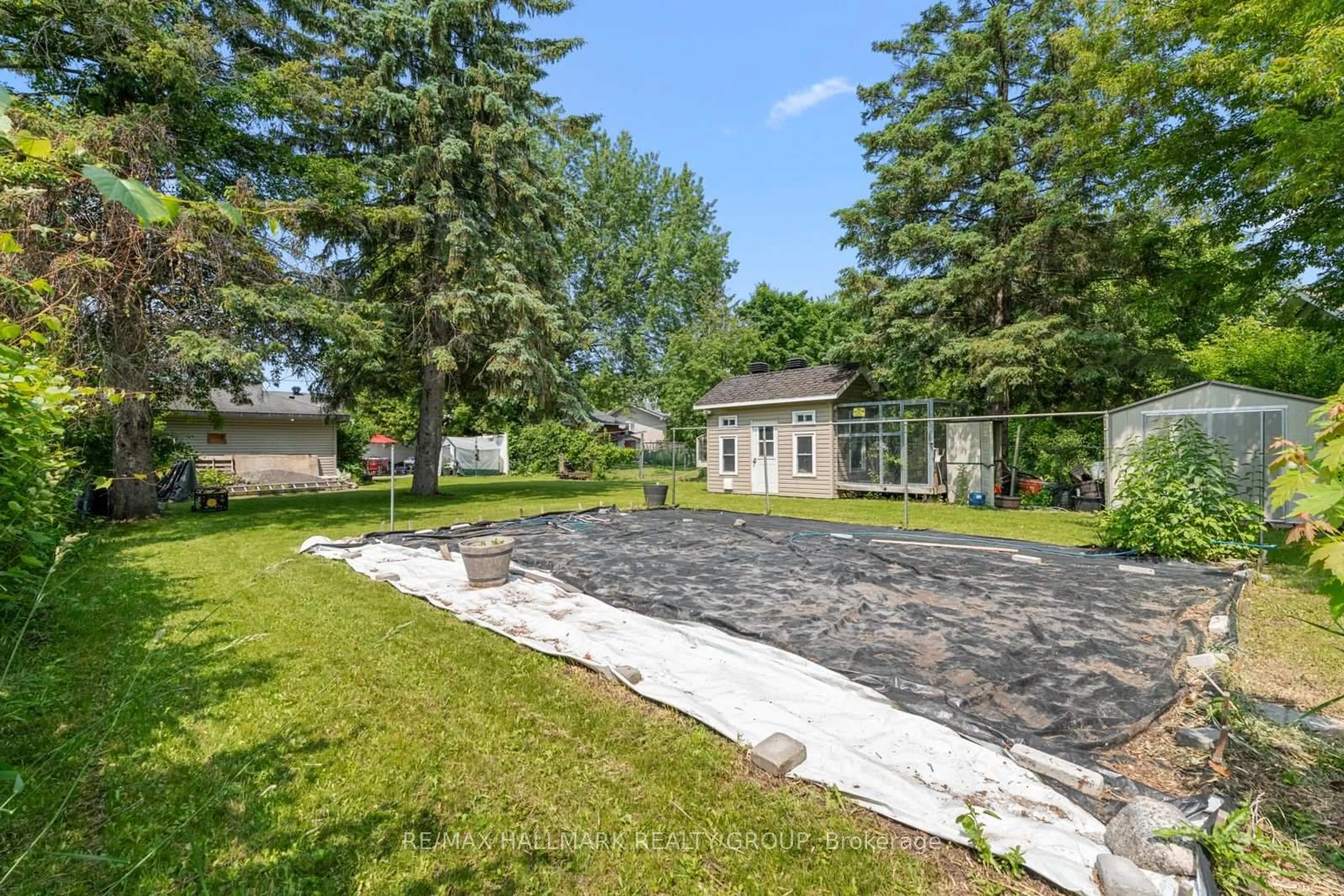 A pic from outside/outdoor area/front of a property/back of a property/a pic from drone, street for 991 Blair Rd, Ottawa Ontario K1J 7M9