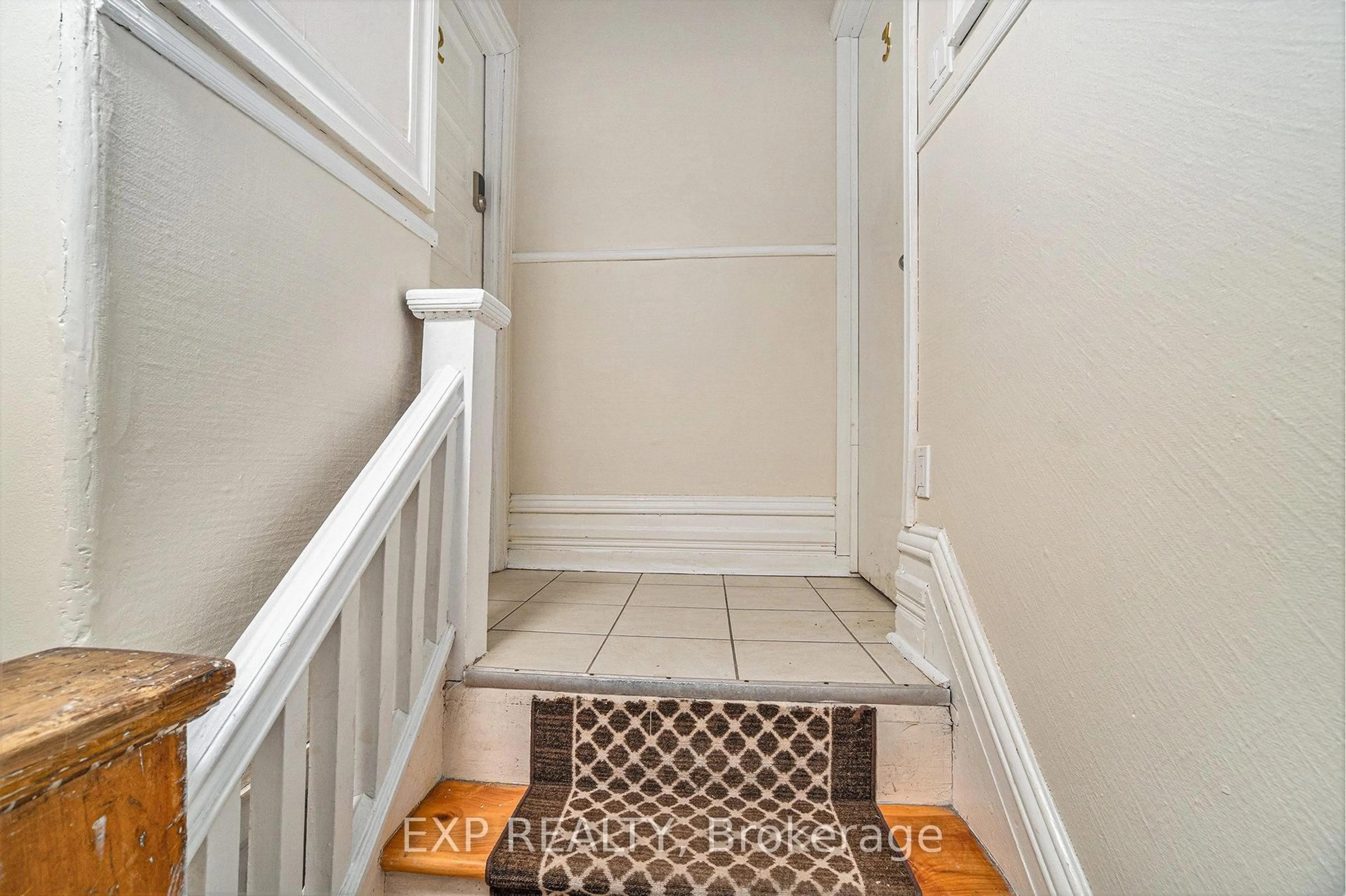 Indoor entryway for 350 Fifth Ave, Ottawa Ontario K1S 2N8