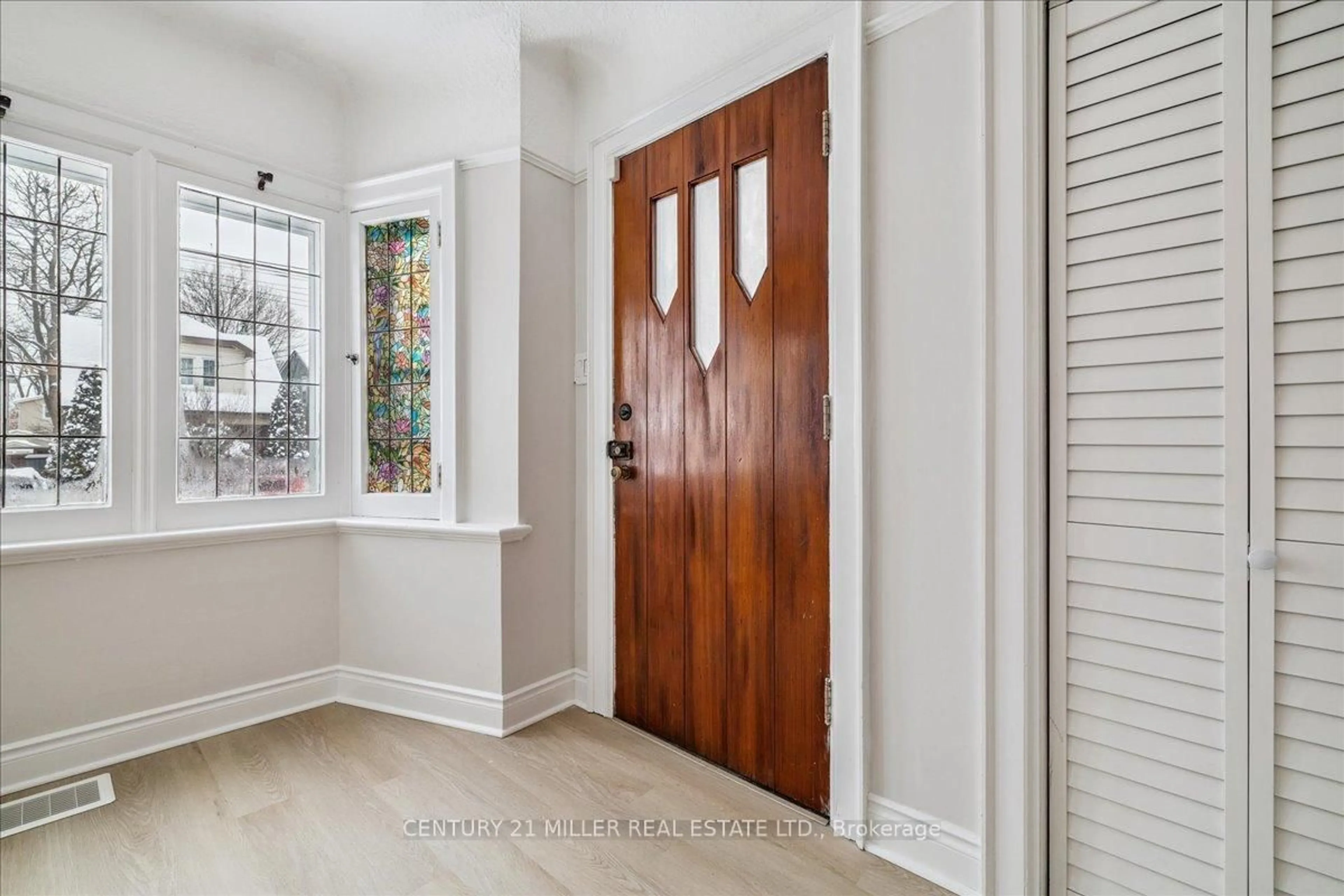 Indoor entryway for 59 Longwood Rd, Hamilton Ontario L8S 3V2