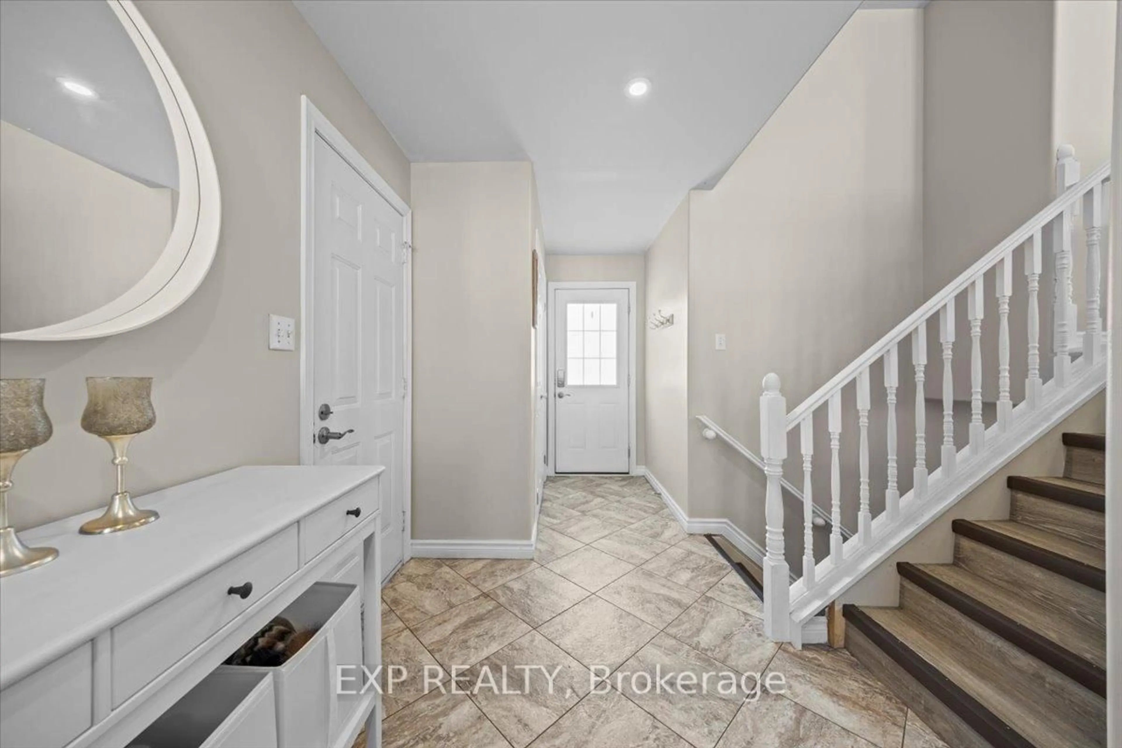 Indoor entryway for 3 Cummings Rd, Elizabethtown-Kitley Ontario K6T 1B4
