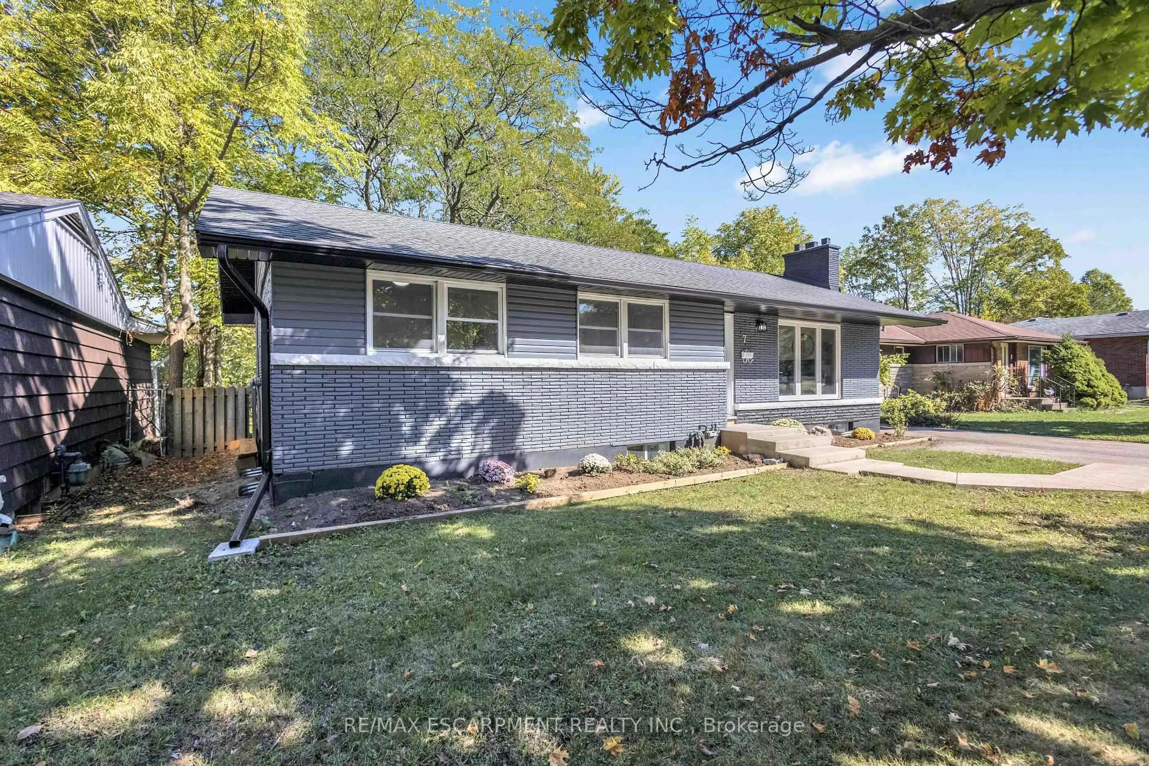 Home with vinyl exterior material, street for 7 Swan Dr, St. Catharines Ontario L2T 2C2