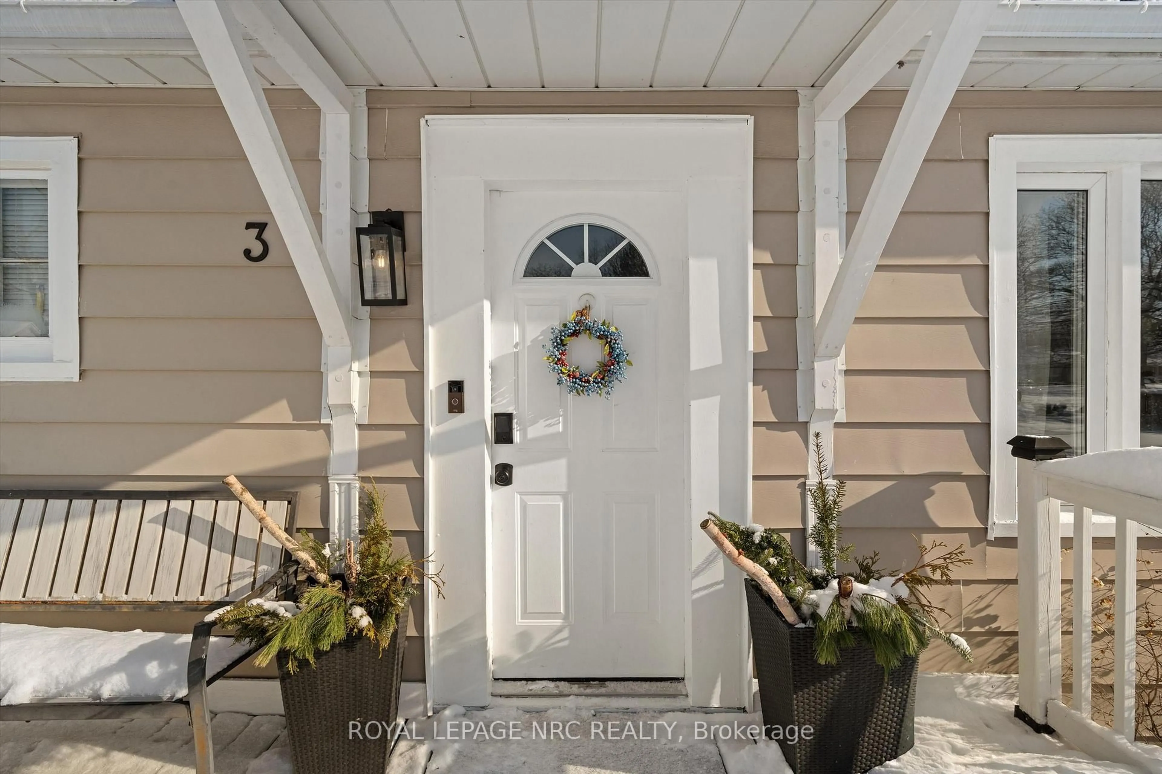 Indoor entryway for 3 Hallcrest Ave, St. Catharines Ontario L2N 1V4